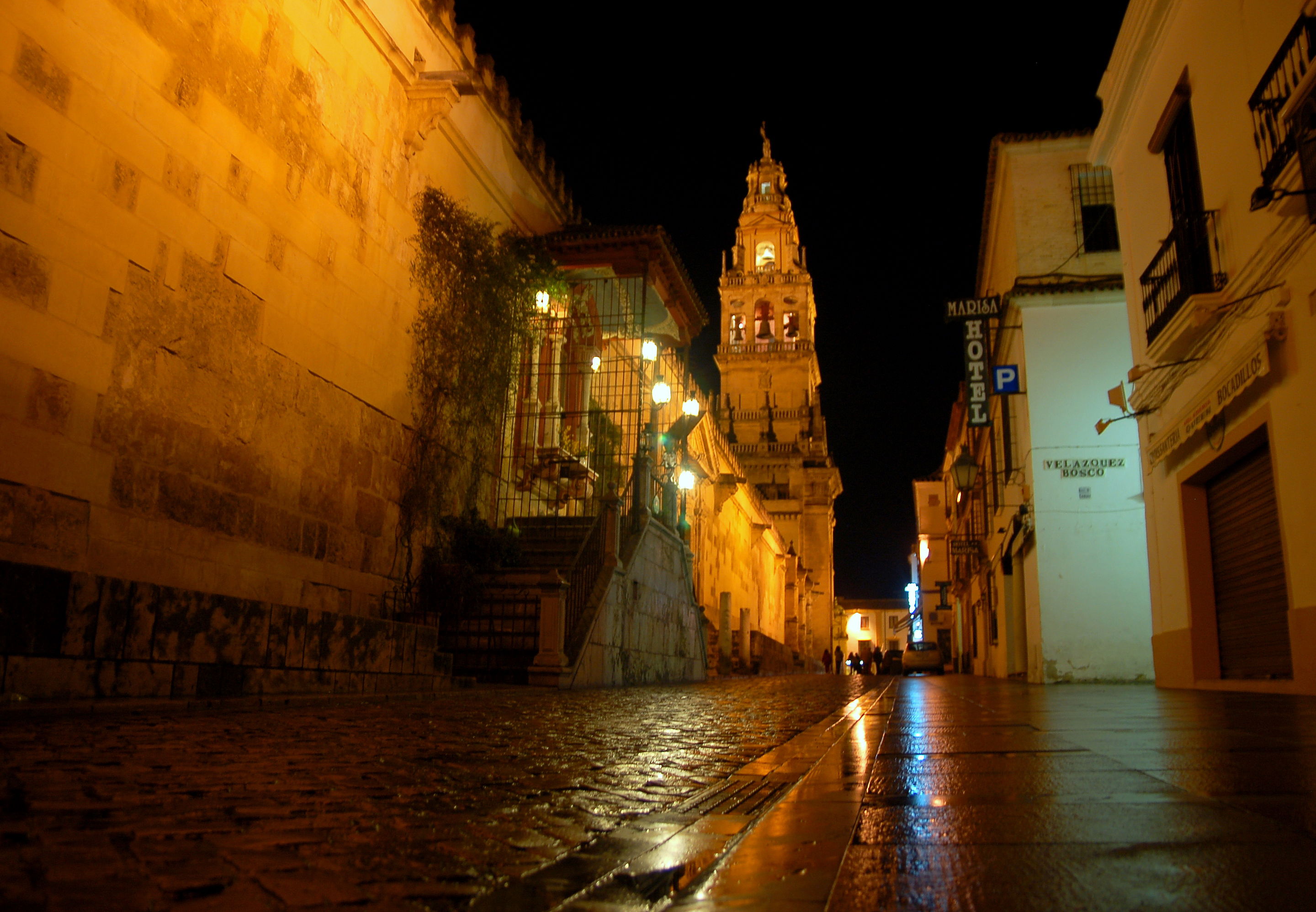 Visita nocturna a la Catedral de Córdoba, por naxos