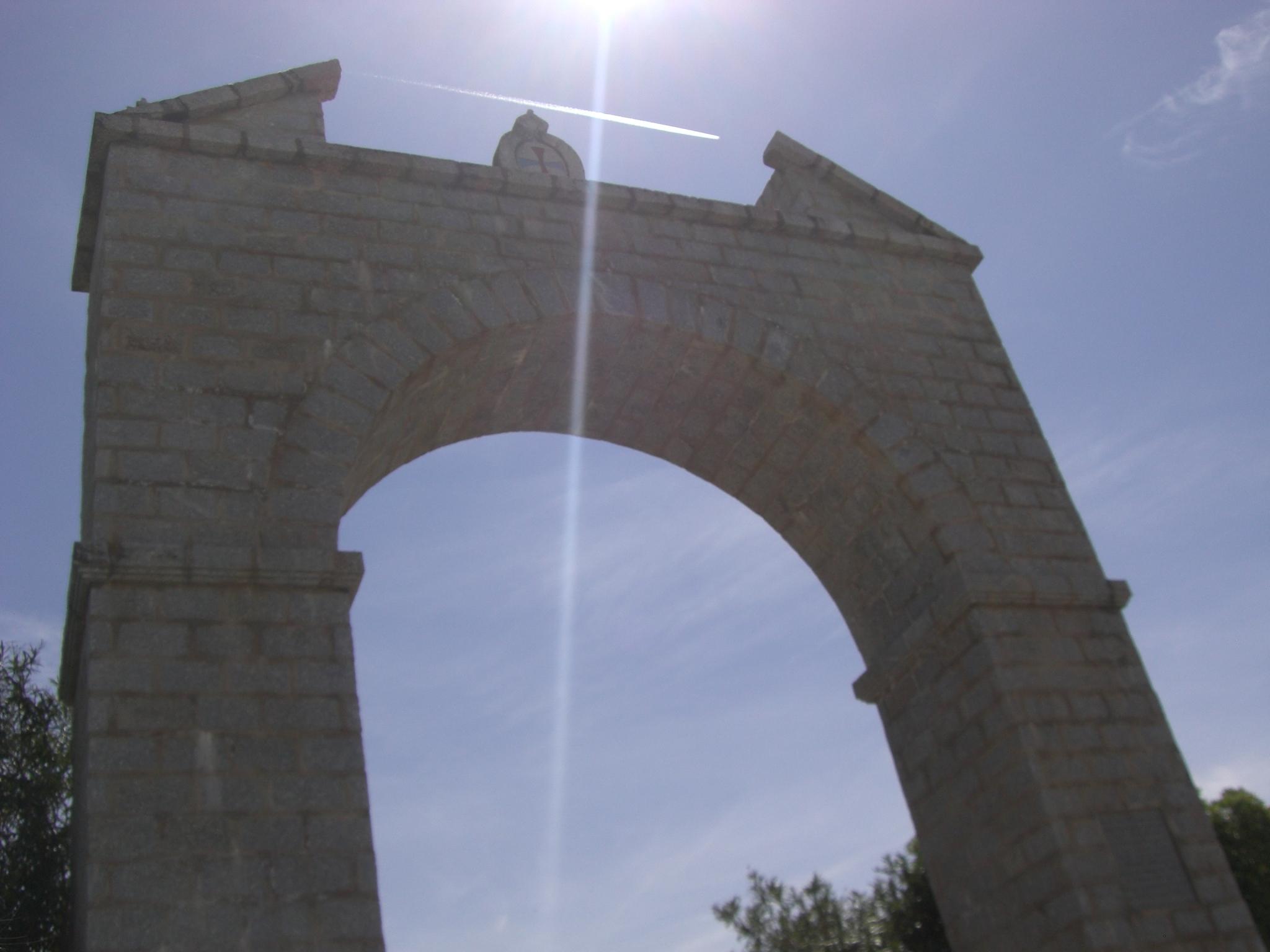 Arco de la Calzada del Santuario, por 2 pekes viajeros 