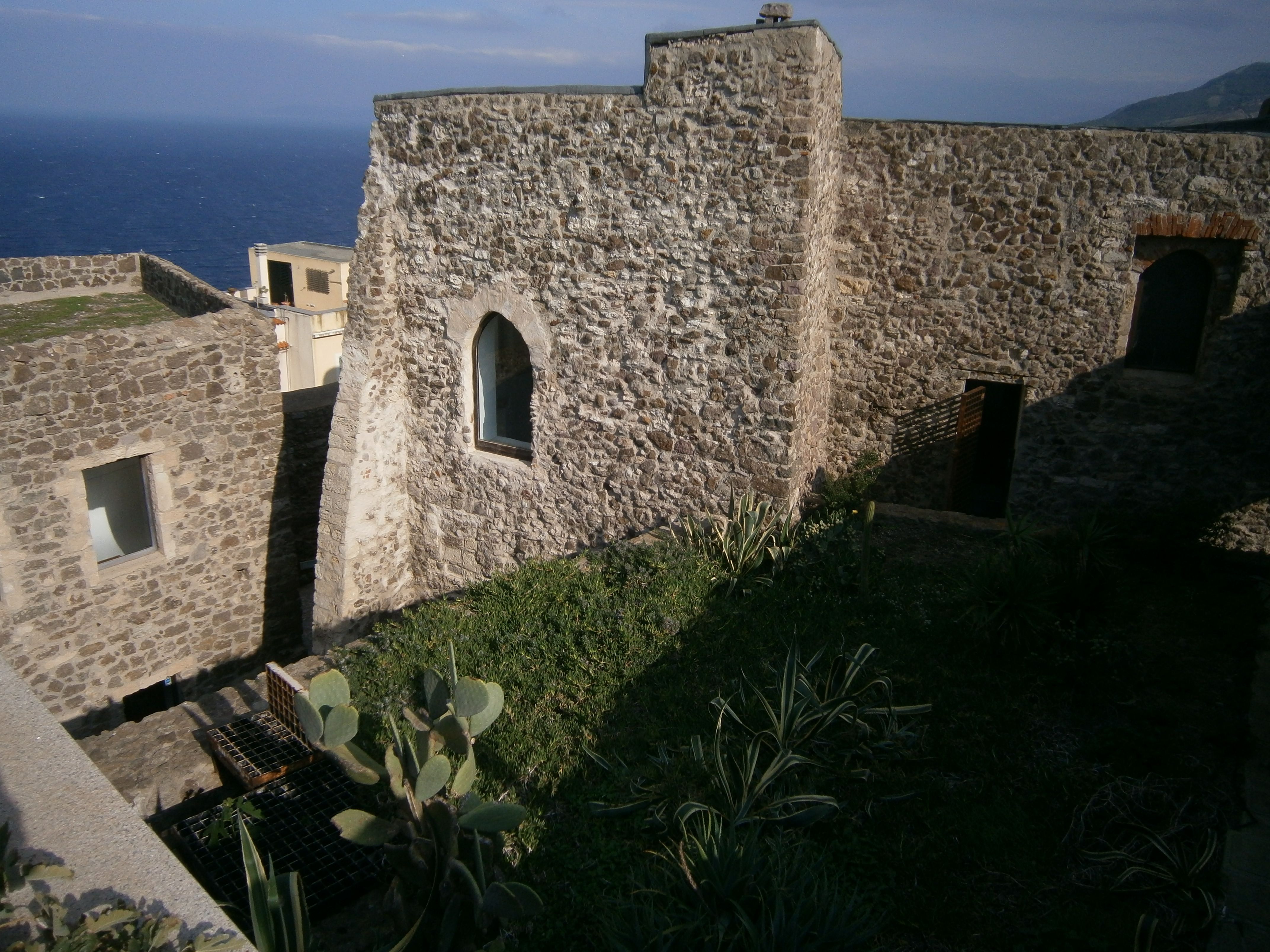 Castillos en Cerdeña: historia y secretos de un patrimonio fascinante