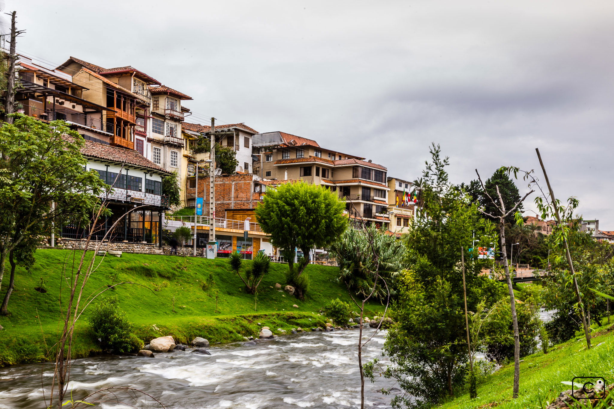 Cuenca et son Rio Tomebamba, Equateur, por Liliane Clément