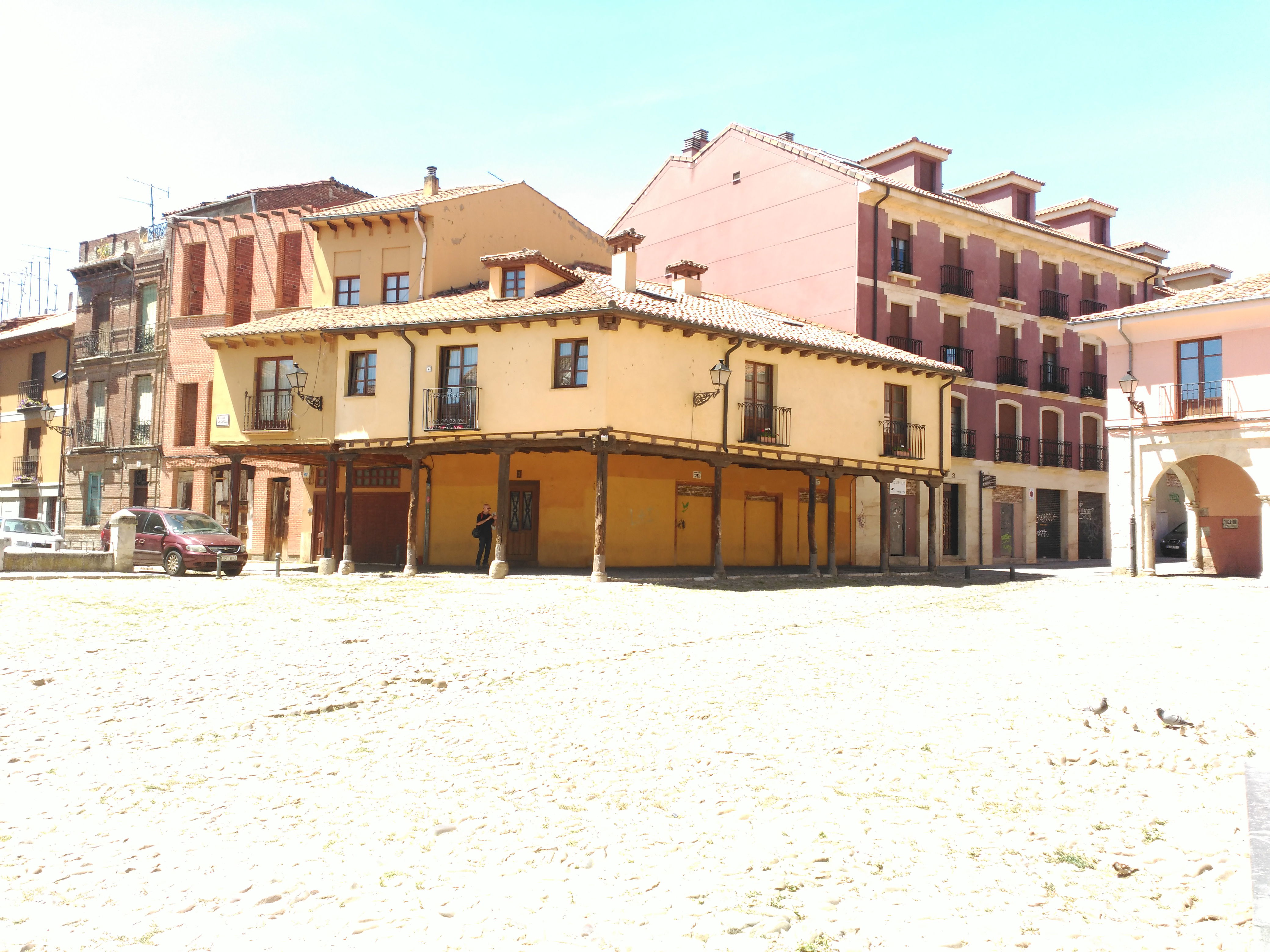 Descubre las plazas de León que te enamorarán y sorprenderán