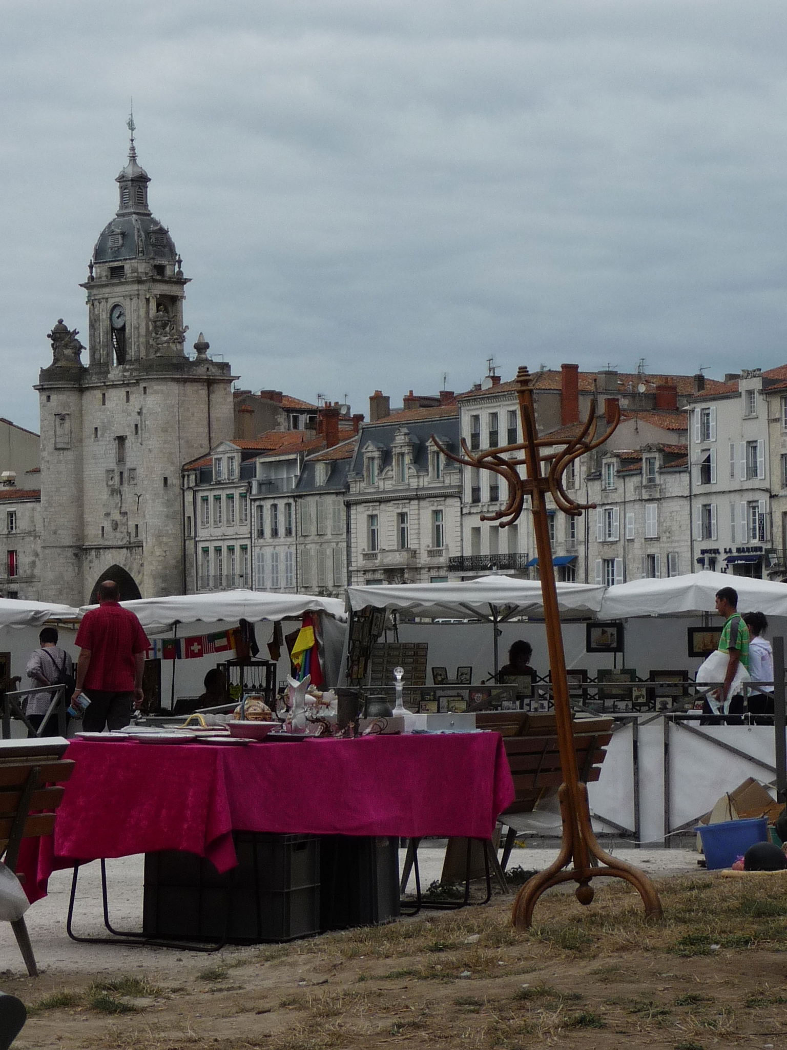 Mercado de objetos de ocasion, La Rochelle, Francia, por Marine Castell