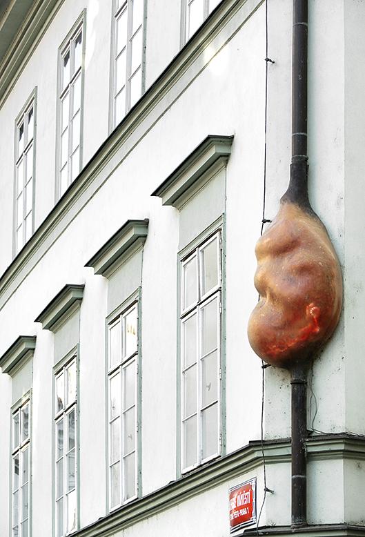 Embryo (David Černý), por Hugoan