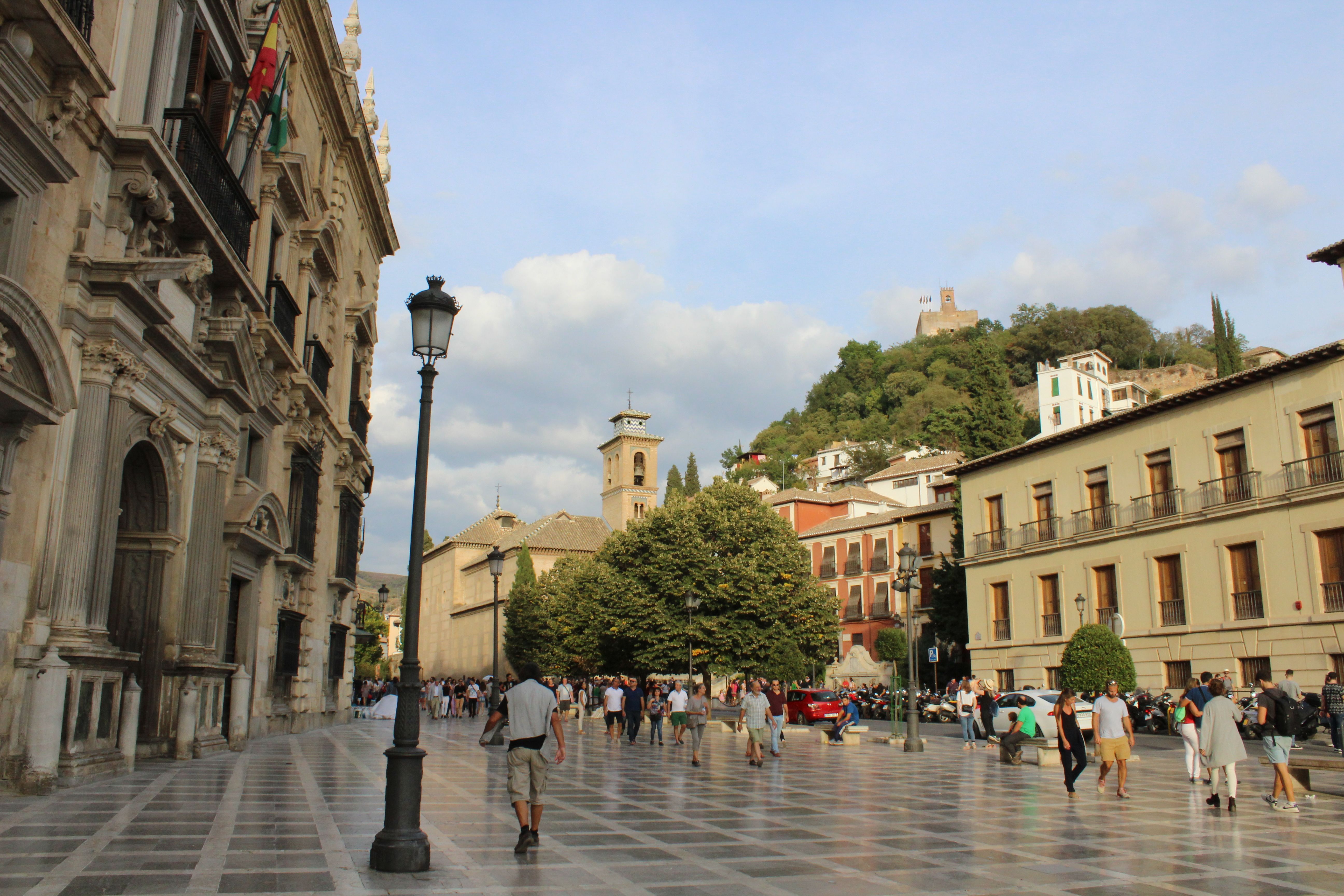 Plazas en Granada que enamoran: un recorrido por su esencia y encanto