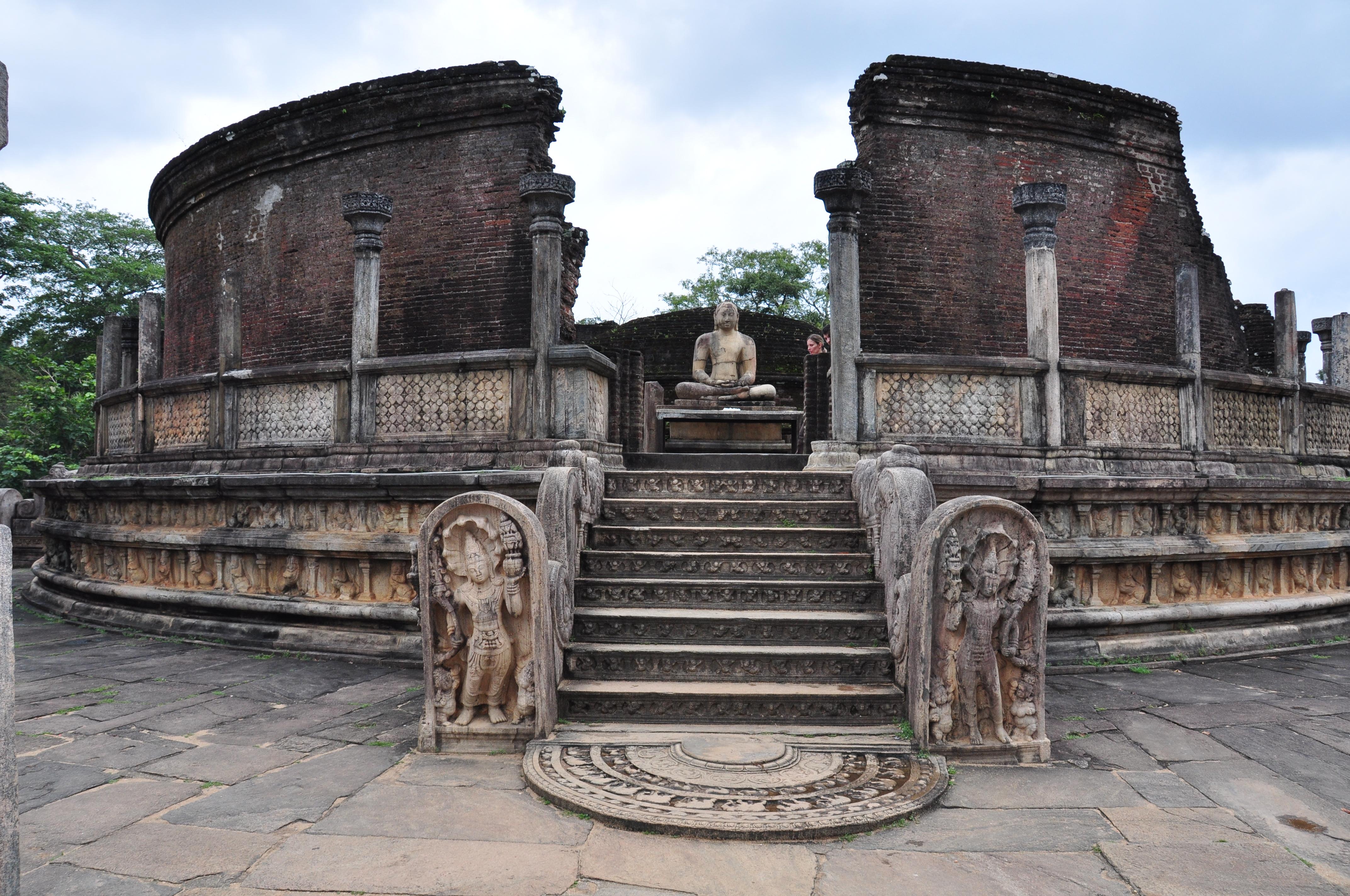 Monumentos históricos en Anuradhapuraya: un viaje a la antigüedad sorprendida