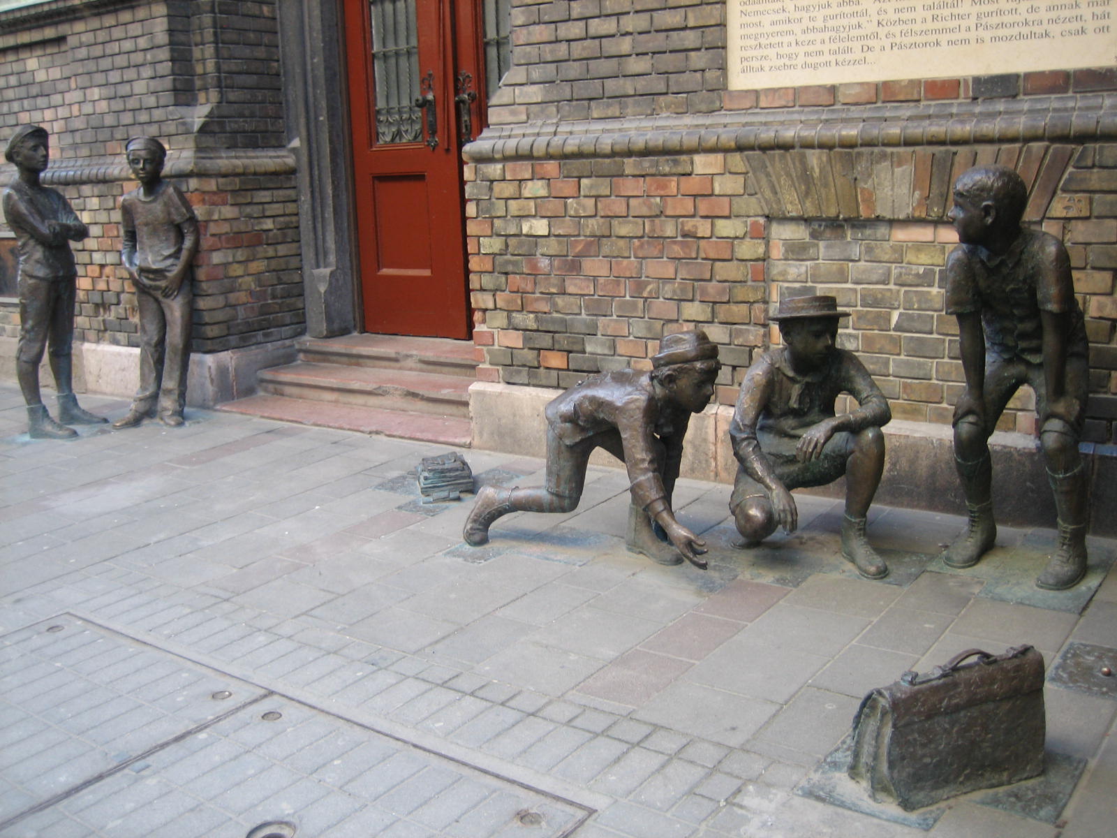 Escultura de Los muchachos de la Calle Pal, por Fer Tamudo
