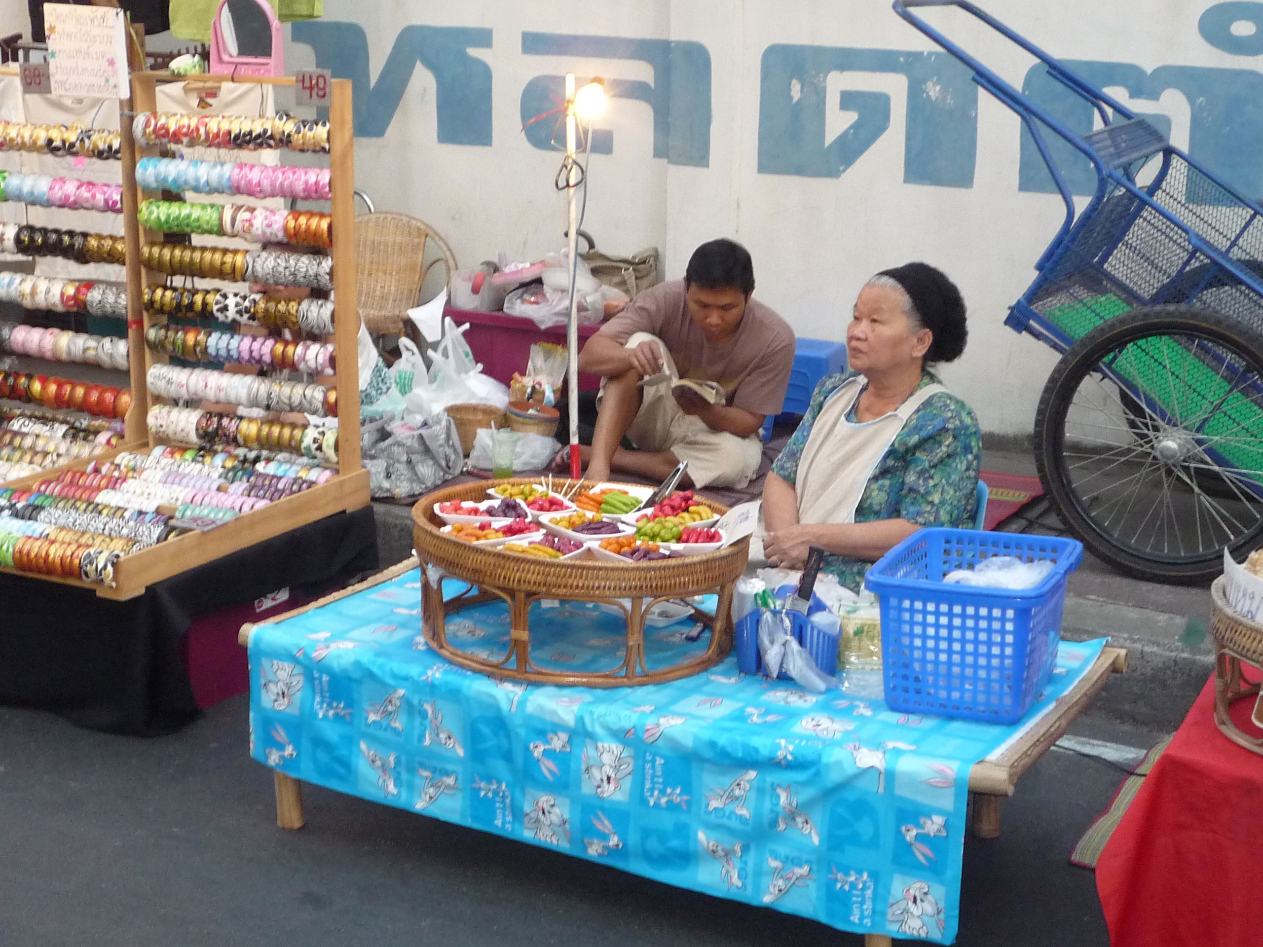 Sunday Night Market, por Jan Margot