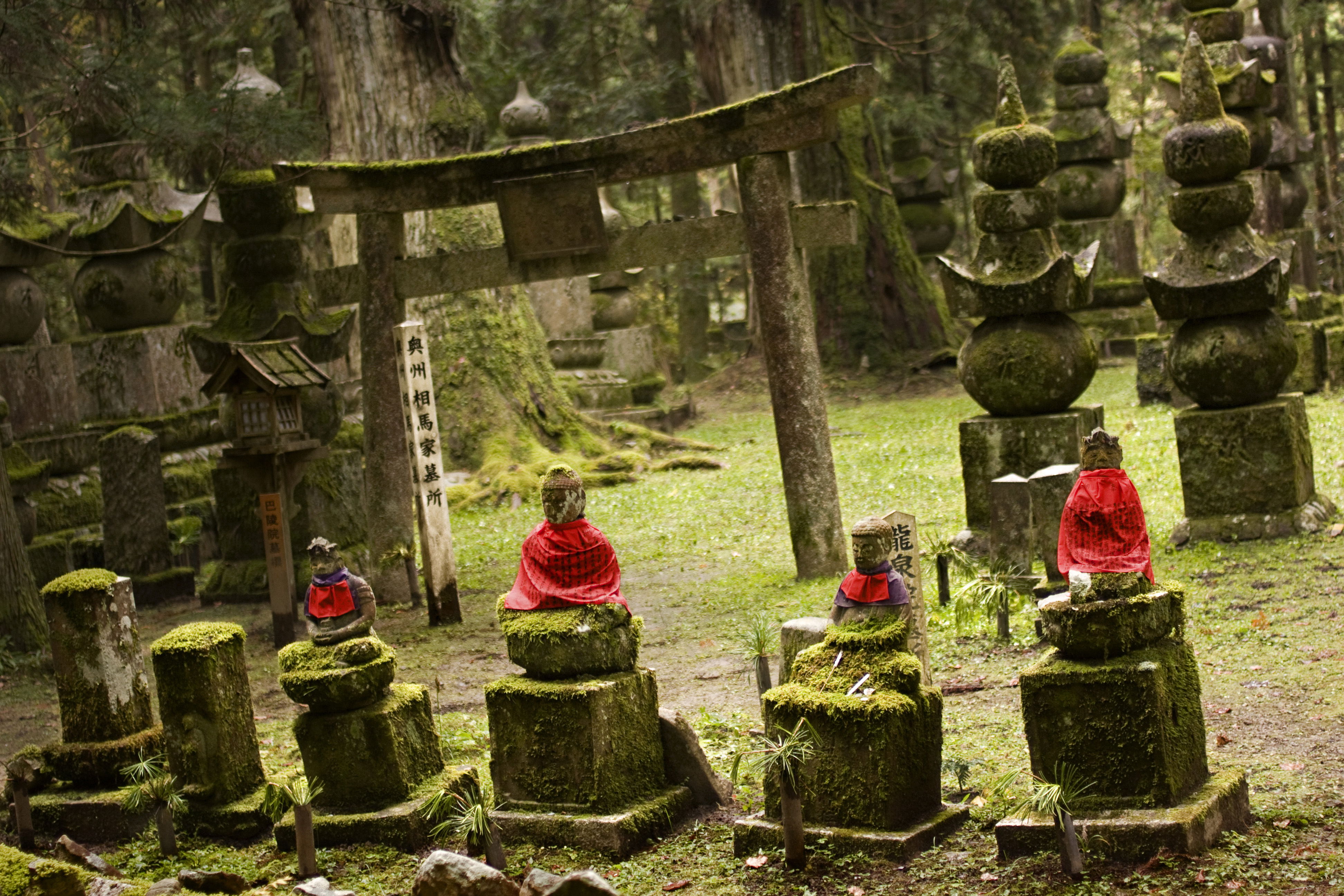 Cementerio Oku No In, por CARLOS JAVIER AGUILAR VALADEZ