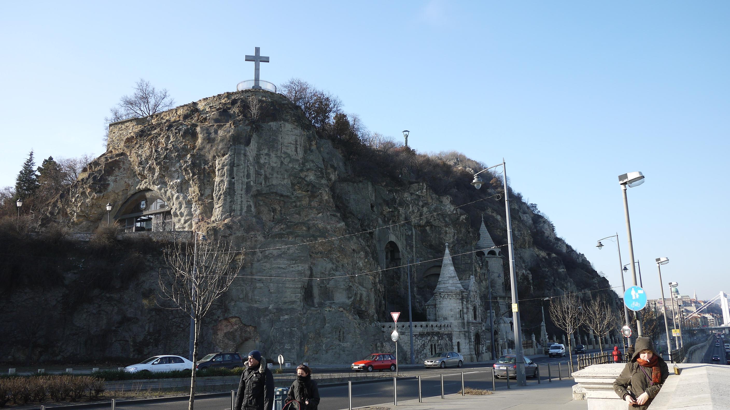 Croix de pierre sur la montagne Gellert, por Daniela VILLARREAL