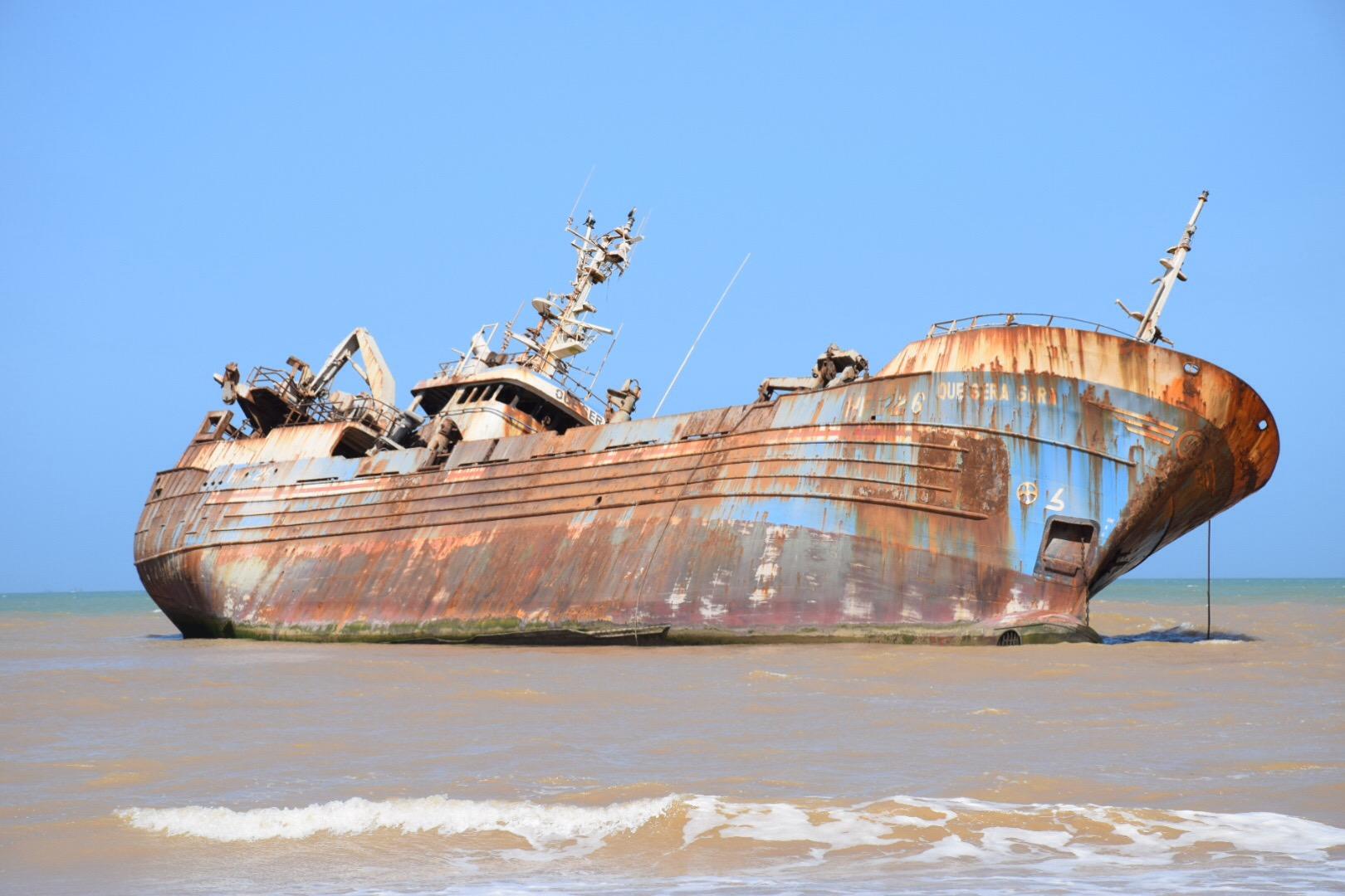 Barco Encallado, por Roberto Gonzalez