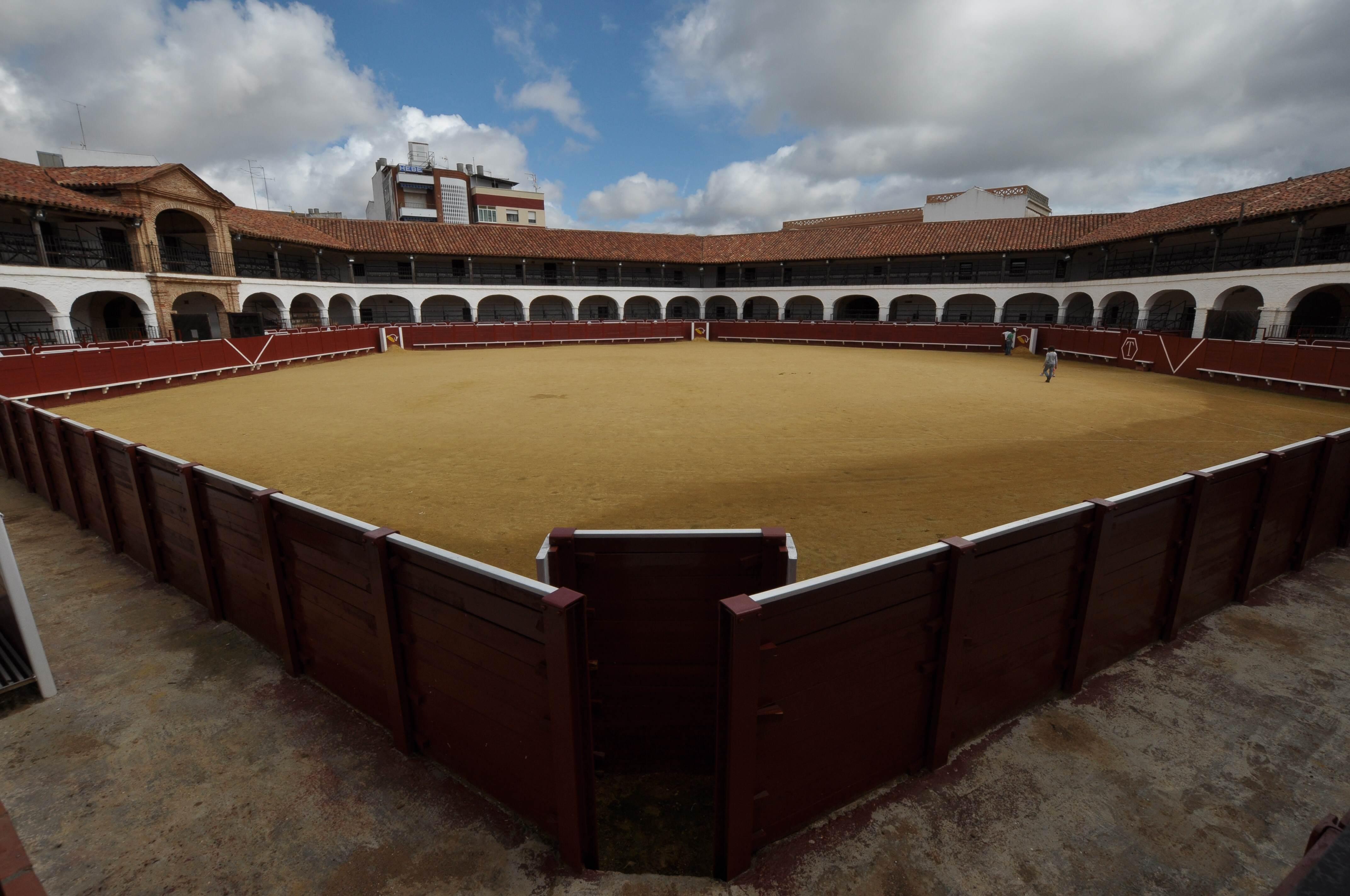 Plaza De Toros De Almadén, por Juan Vigorra Guerrero