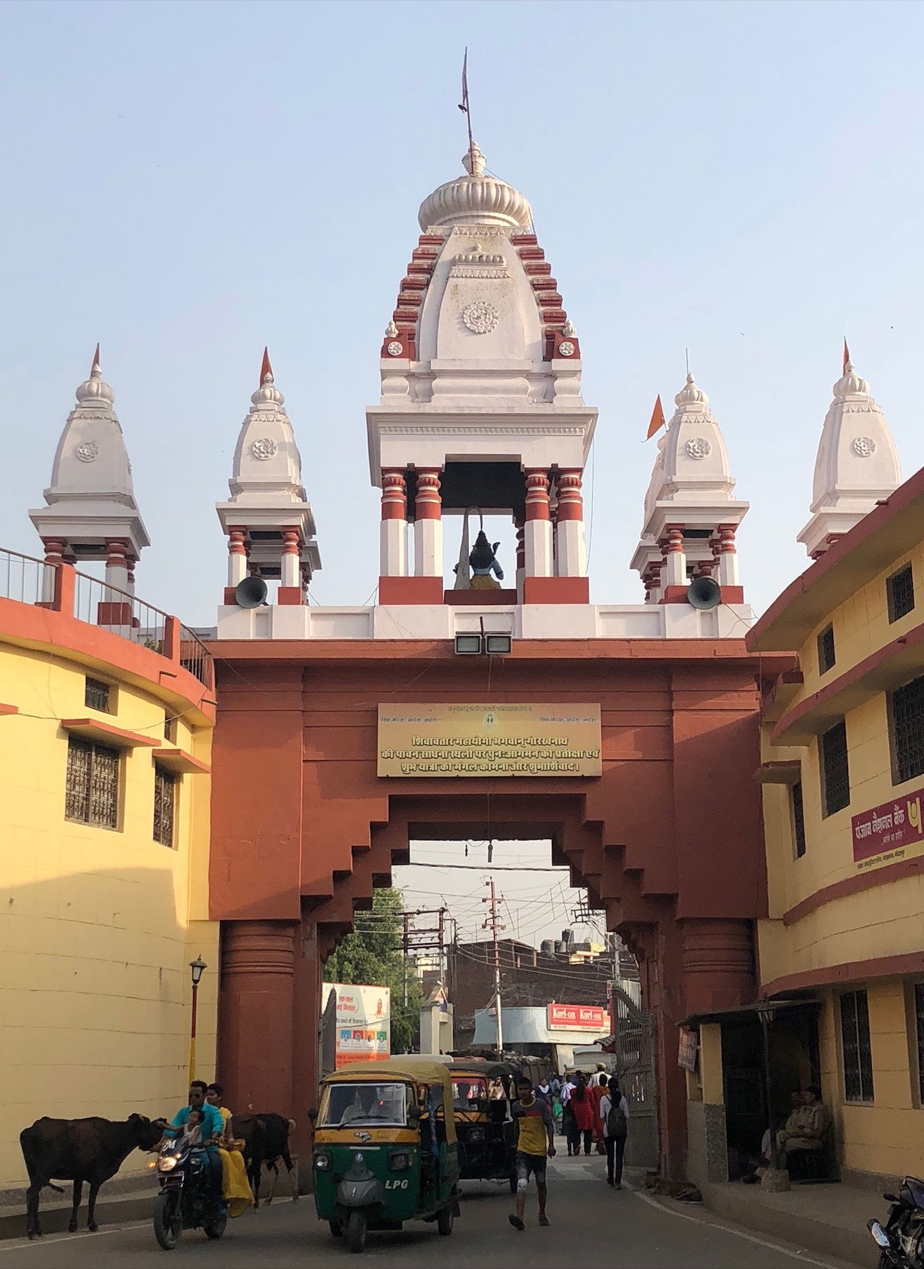 Main Gate Gorakhnath Temple, por sala2500