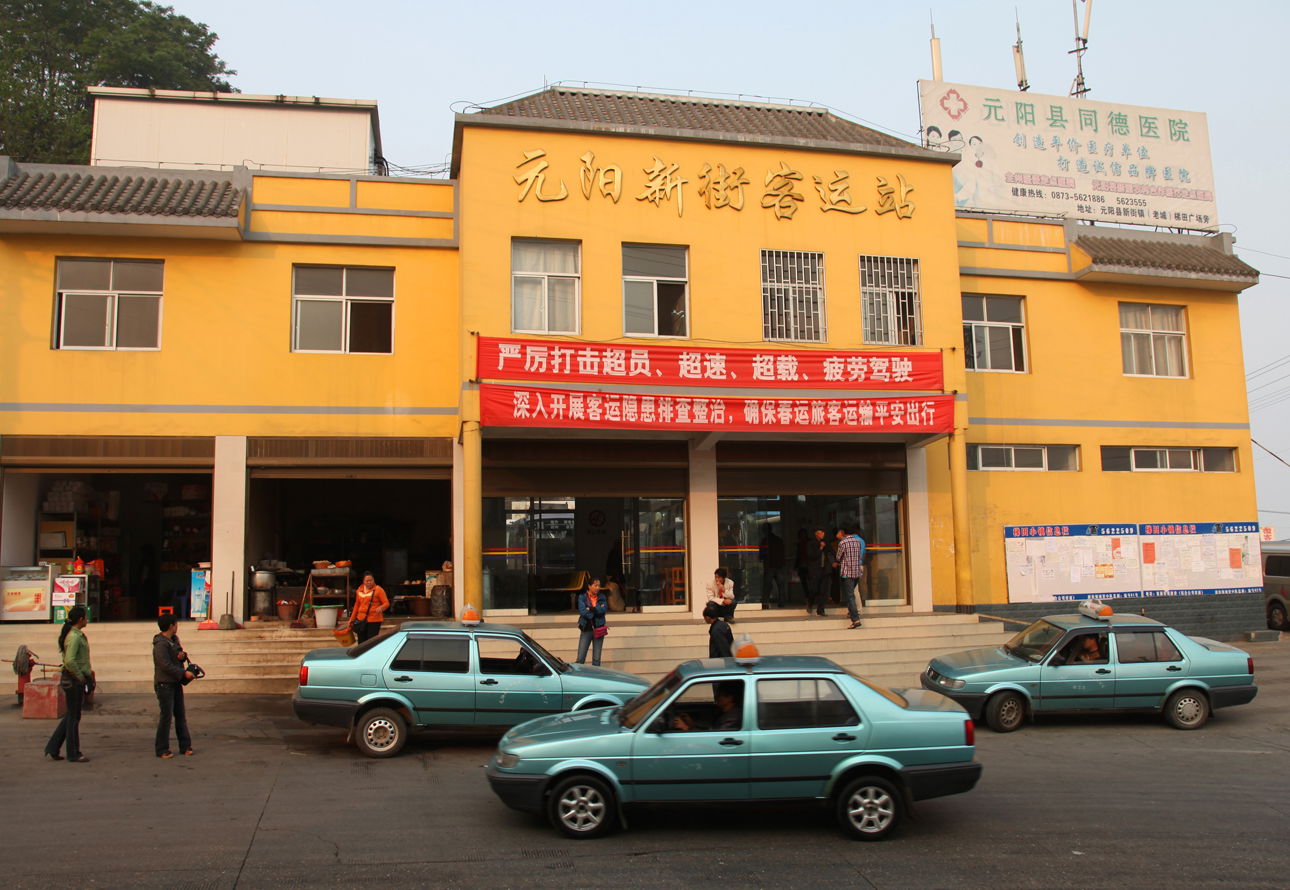 Estacion bus Yuanyang, por GERARD DECQ