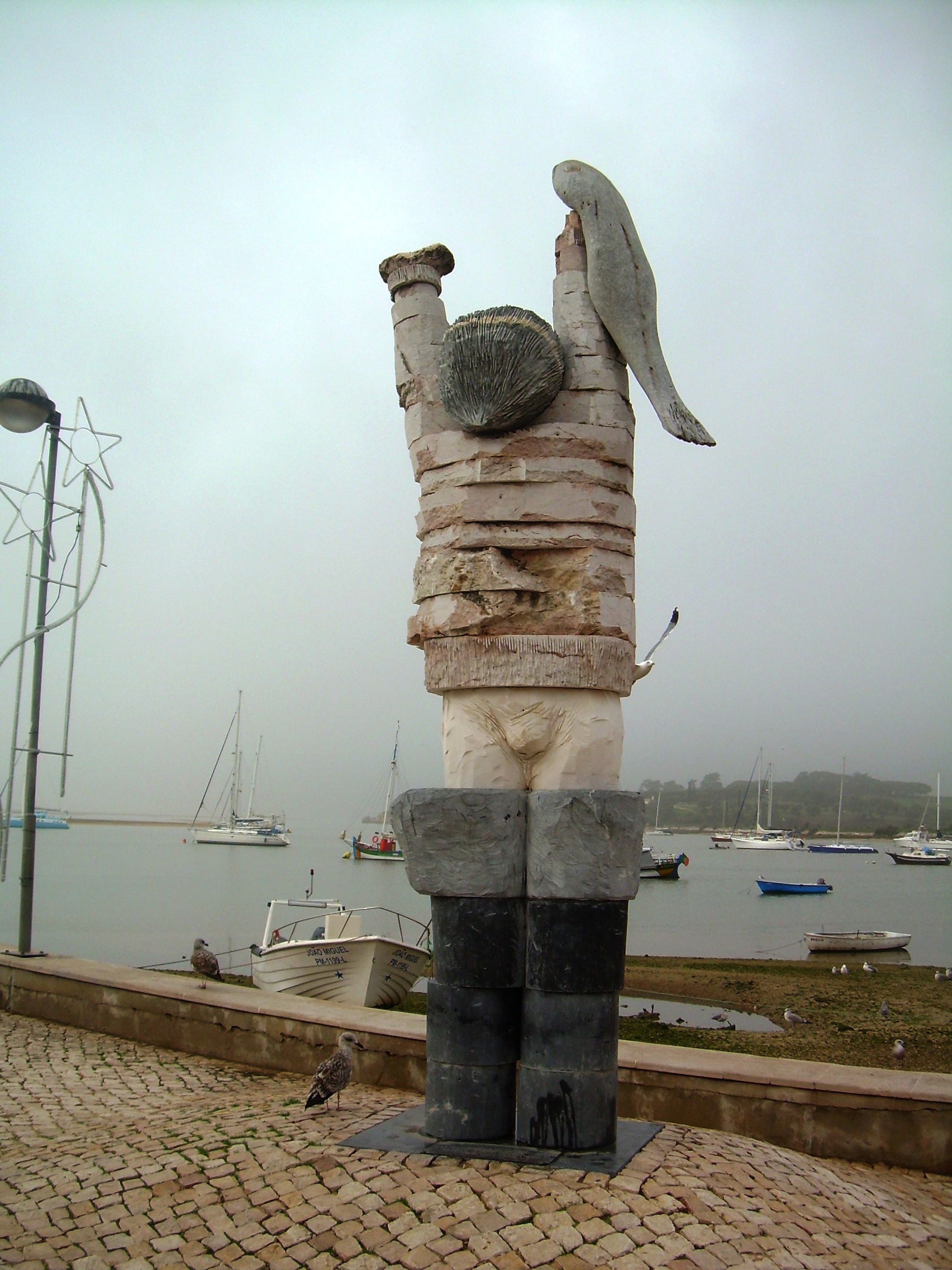 Escultura de homenaje al Pescador, por meninha