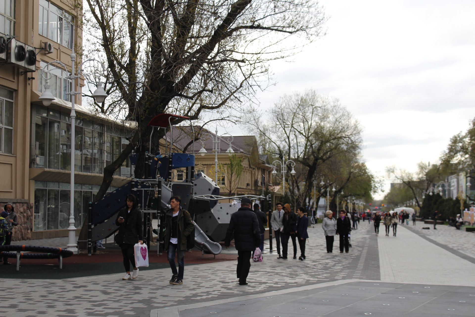 Avenida Zhibek Zholy, por Sebastian Muñoz