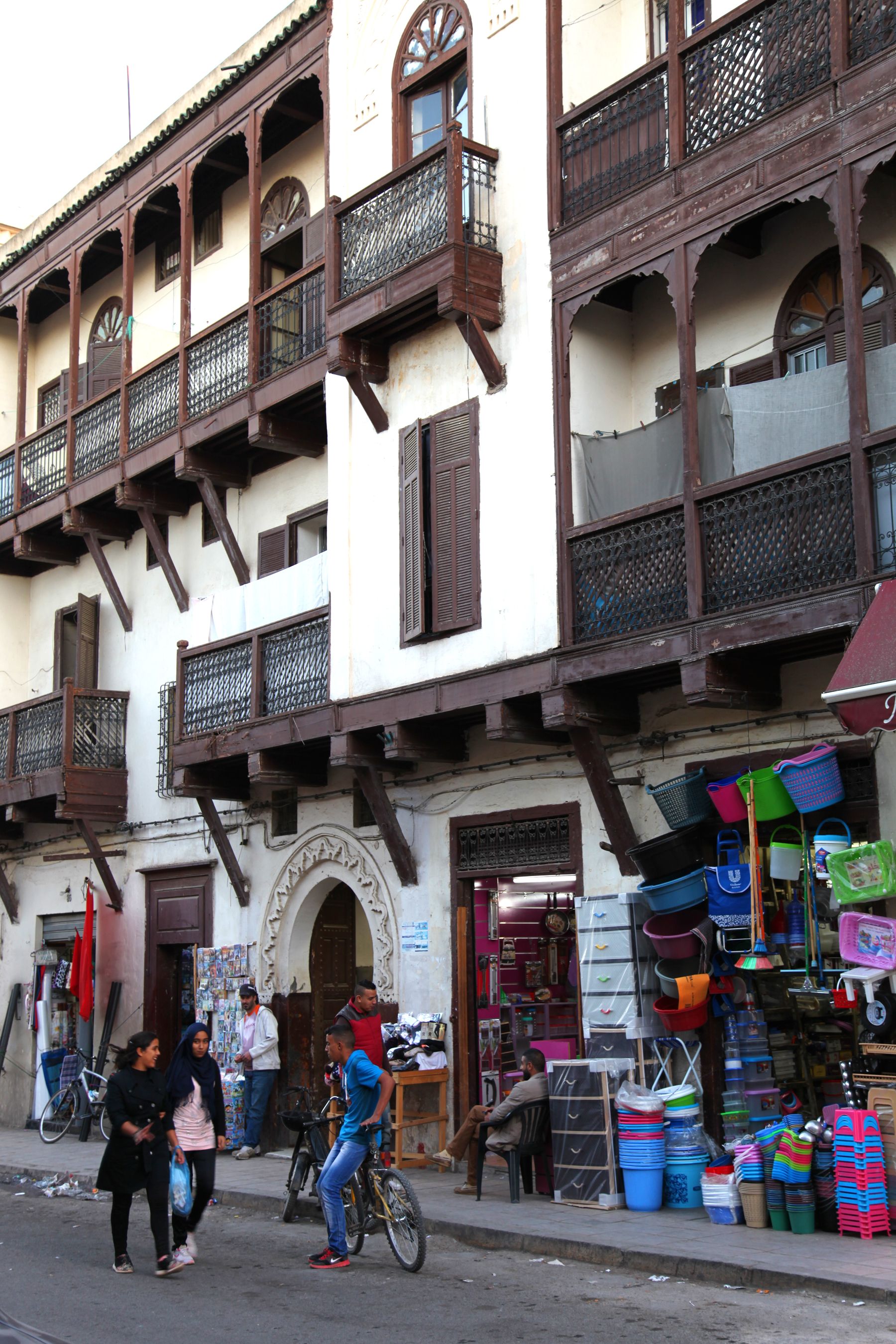 Rue Bou Ksissat, Fès, por GERARD DECQ
