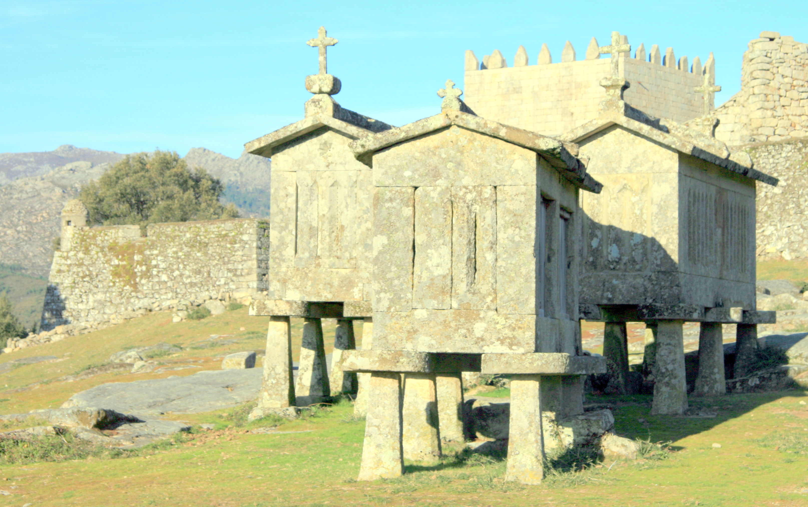 Castillo Y Espigueiros De Lindoso, Portugal., por Antonio Miguel Estévez Estévez