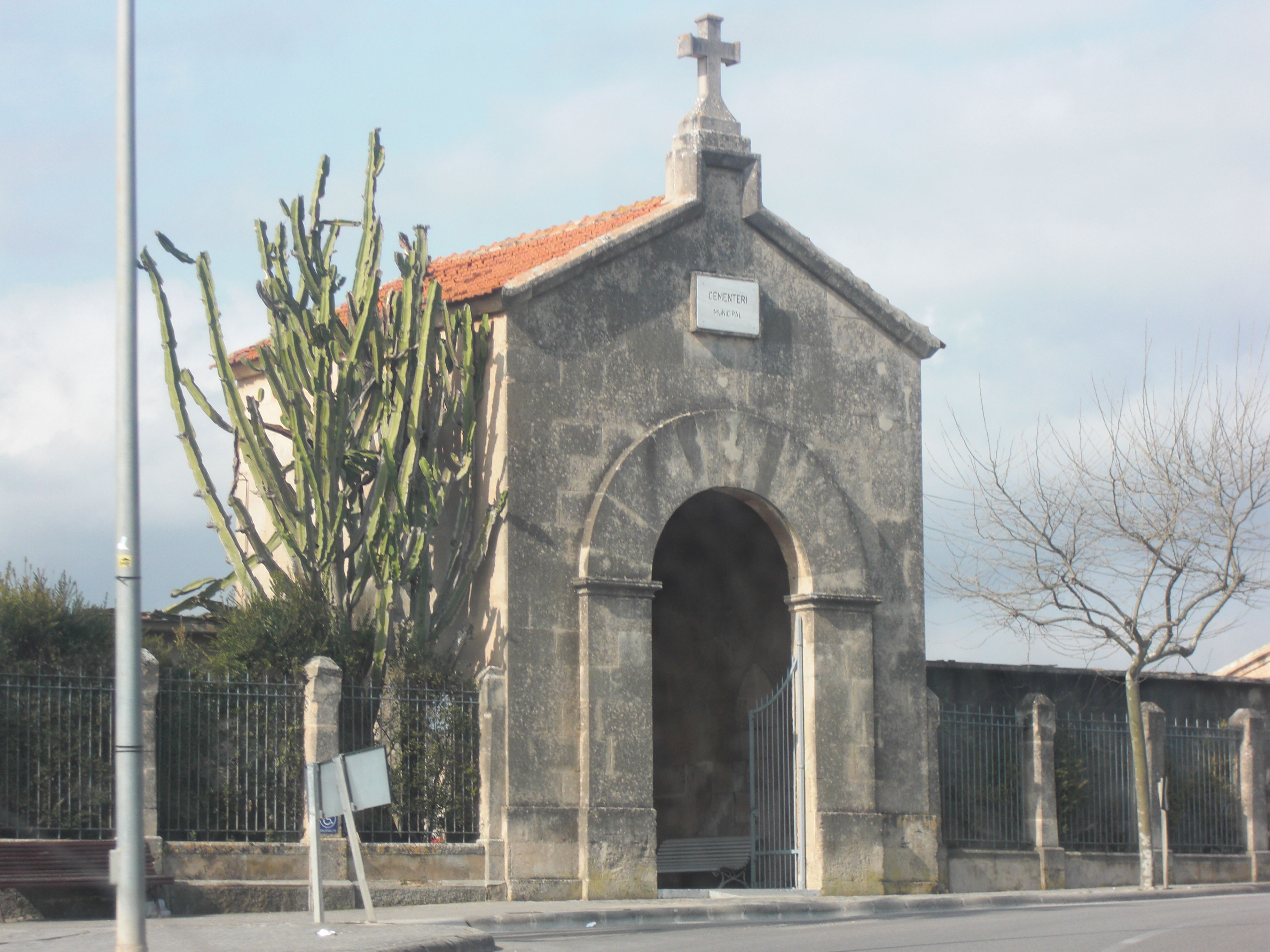 Portada cementerio de Alcudia, por Rikkupikku