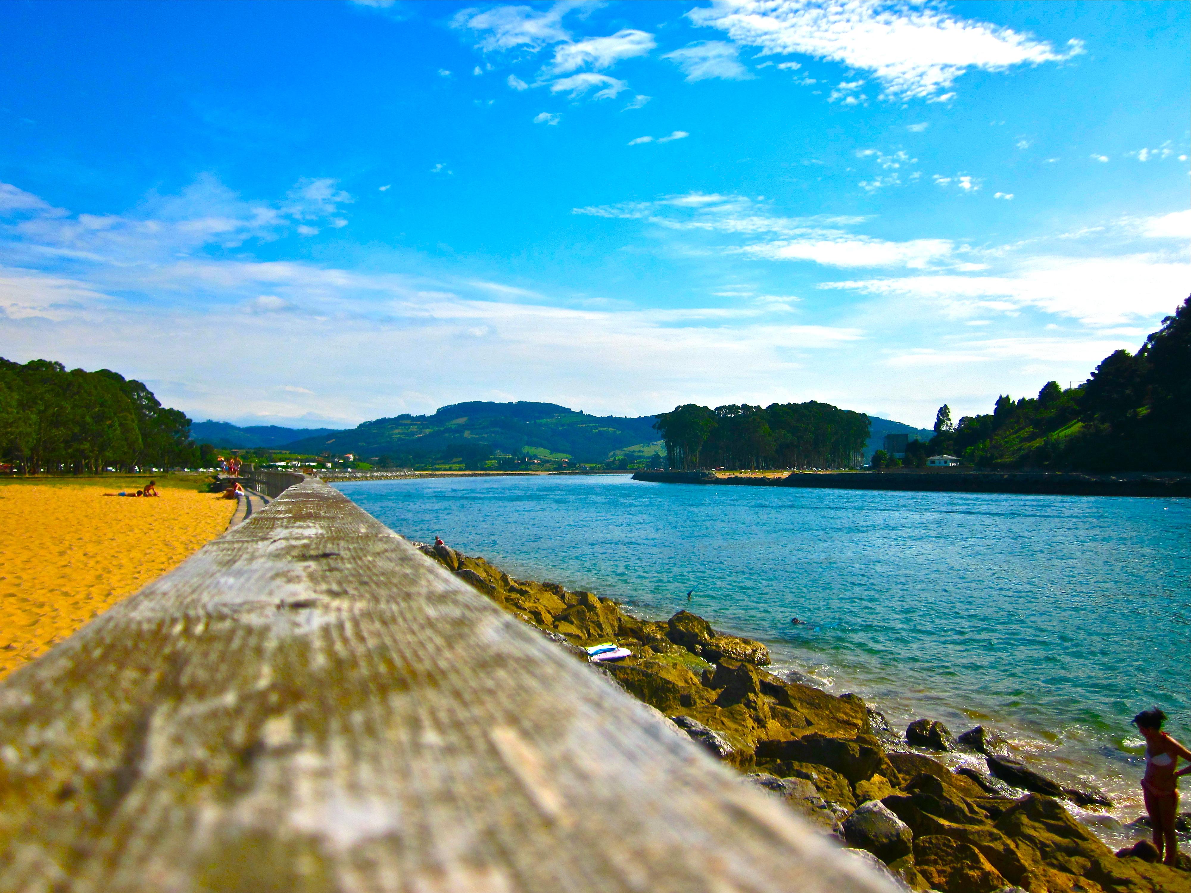 Playa de Rodiles, por Almudena Encinas