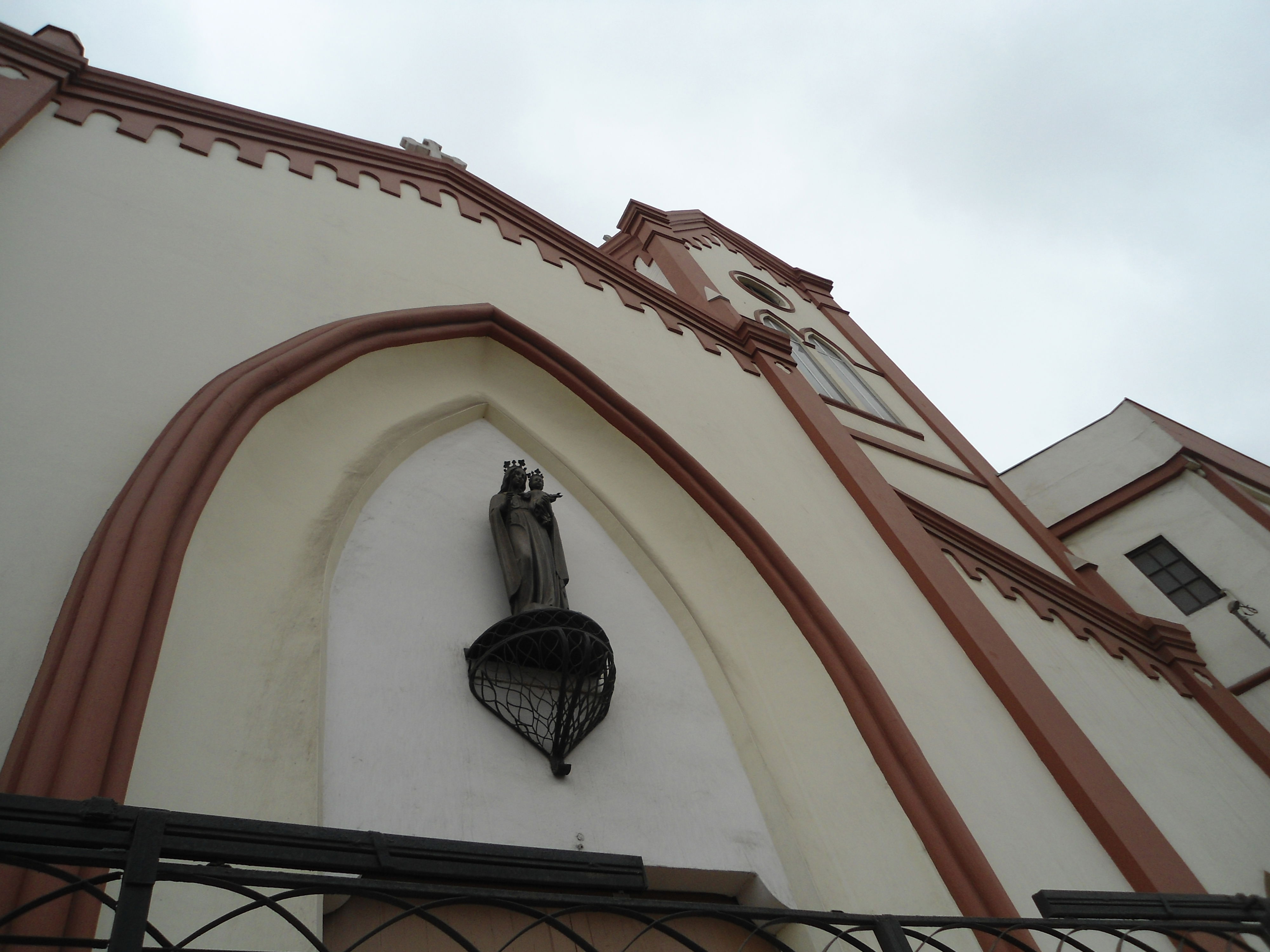 Iglesia San Juan Bosco, por Marie & Matt