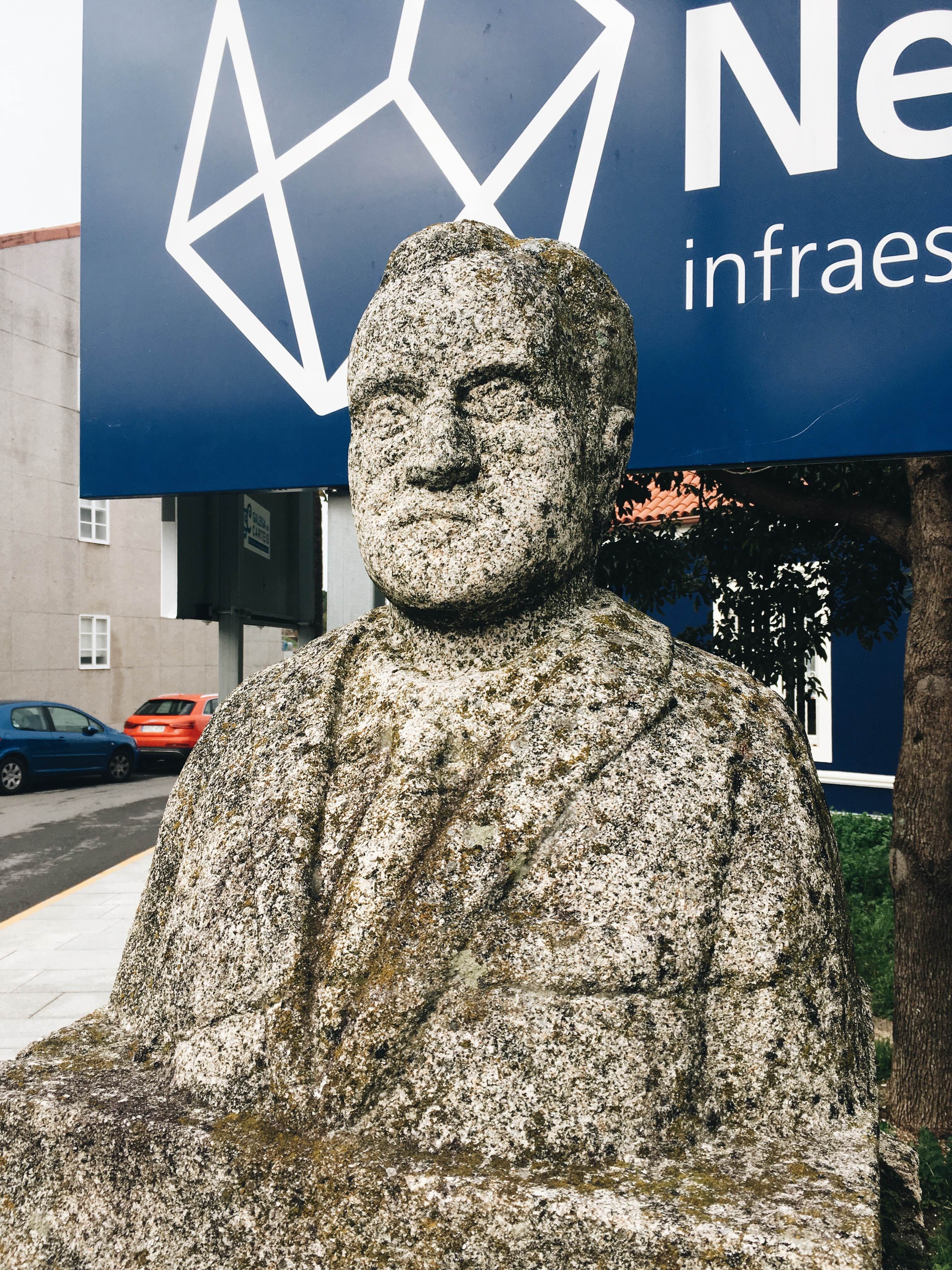 Estatua a Don Manuel Martínez Corbacho, por Yamil Doval Dios