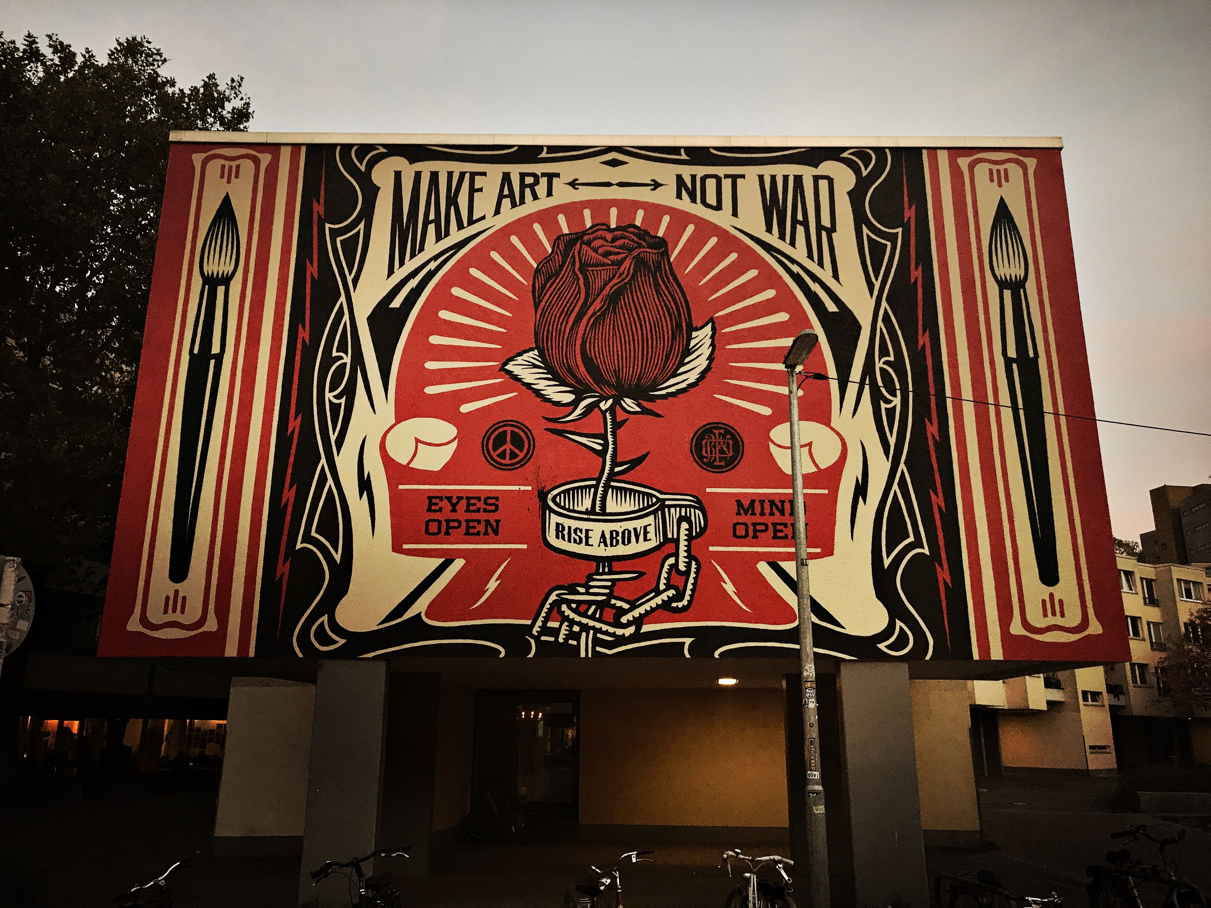 Mural Make Art not War, por Beatriz Zaera Hierro