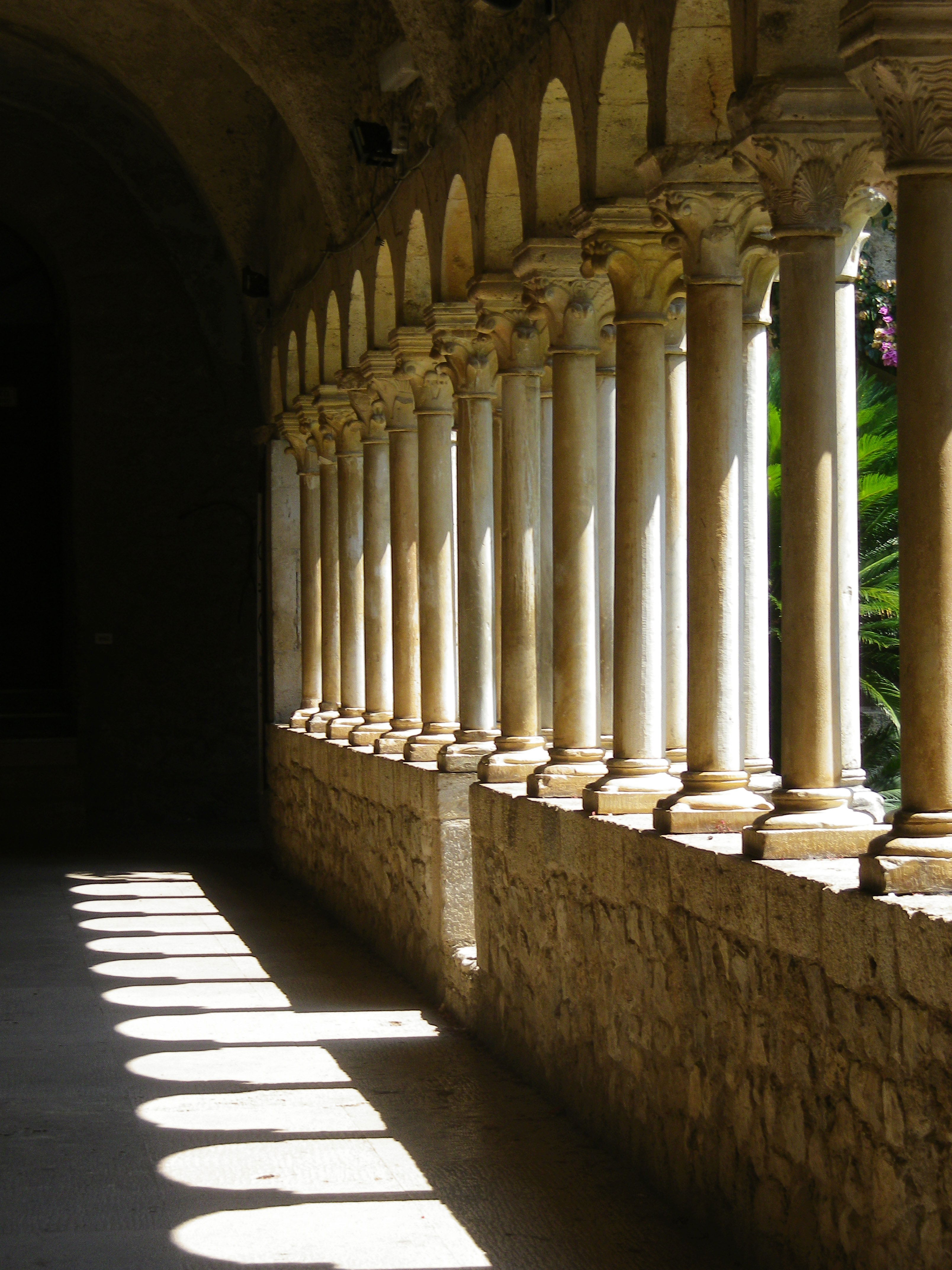 Il chiostro di Valvisciolo, por cinzia d'agostino