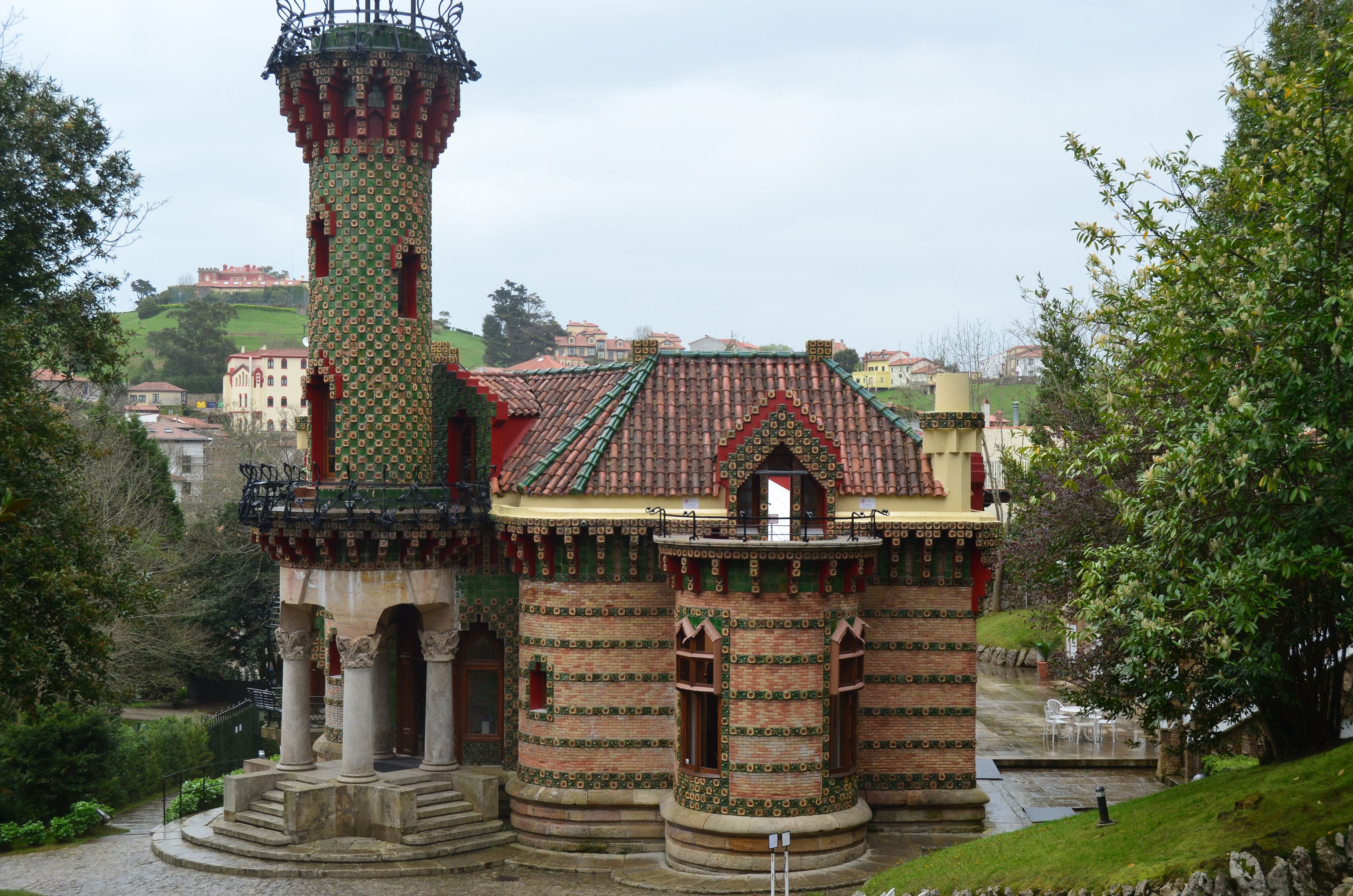 Descubre los impresionantes palacios de Comillas que enamoran