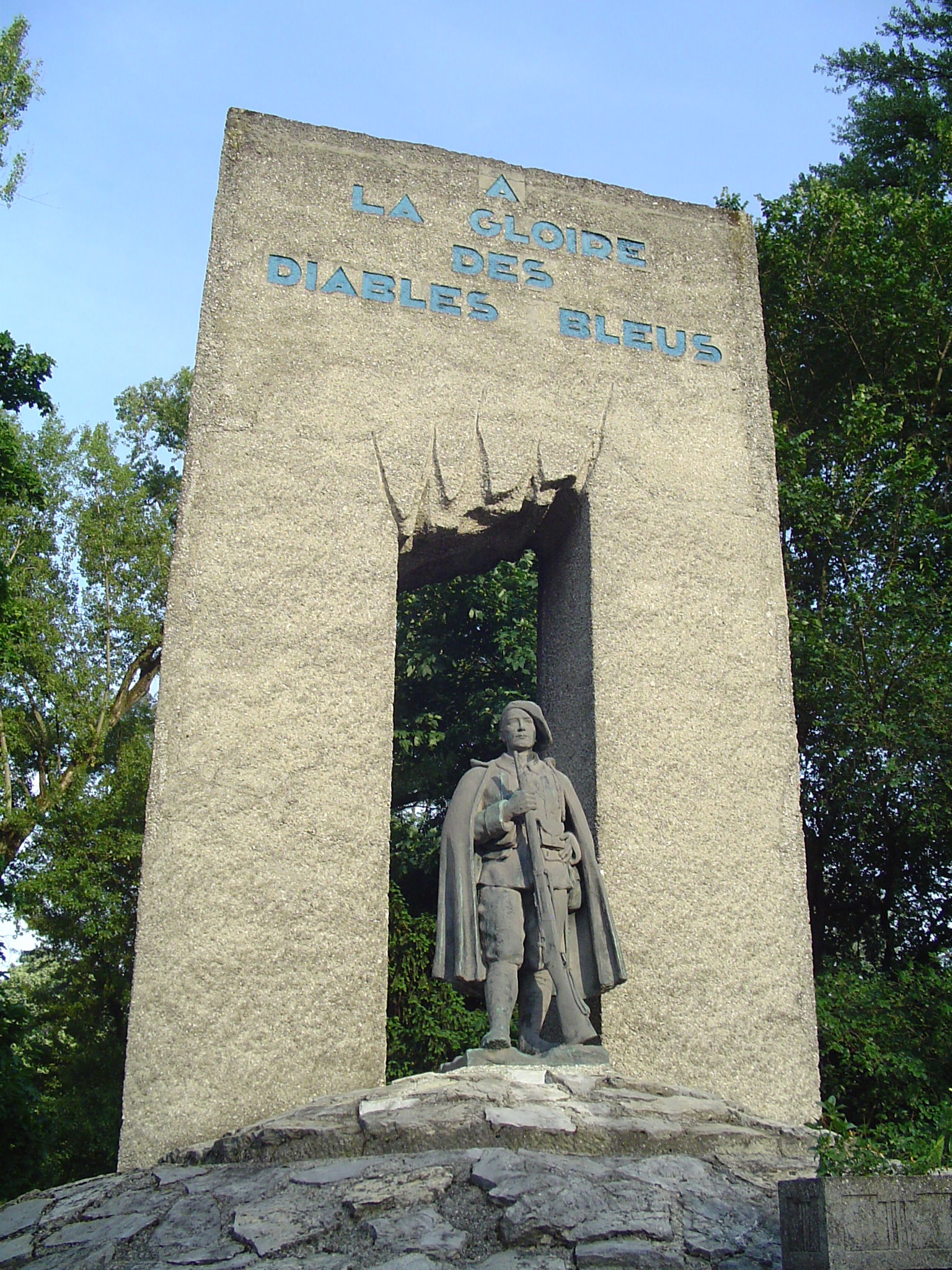 Monumento de los Diablos Azules, por Robin Bouvier