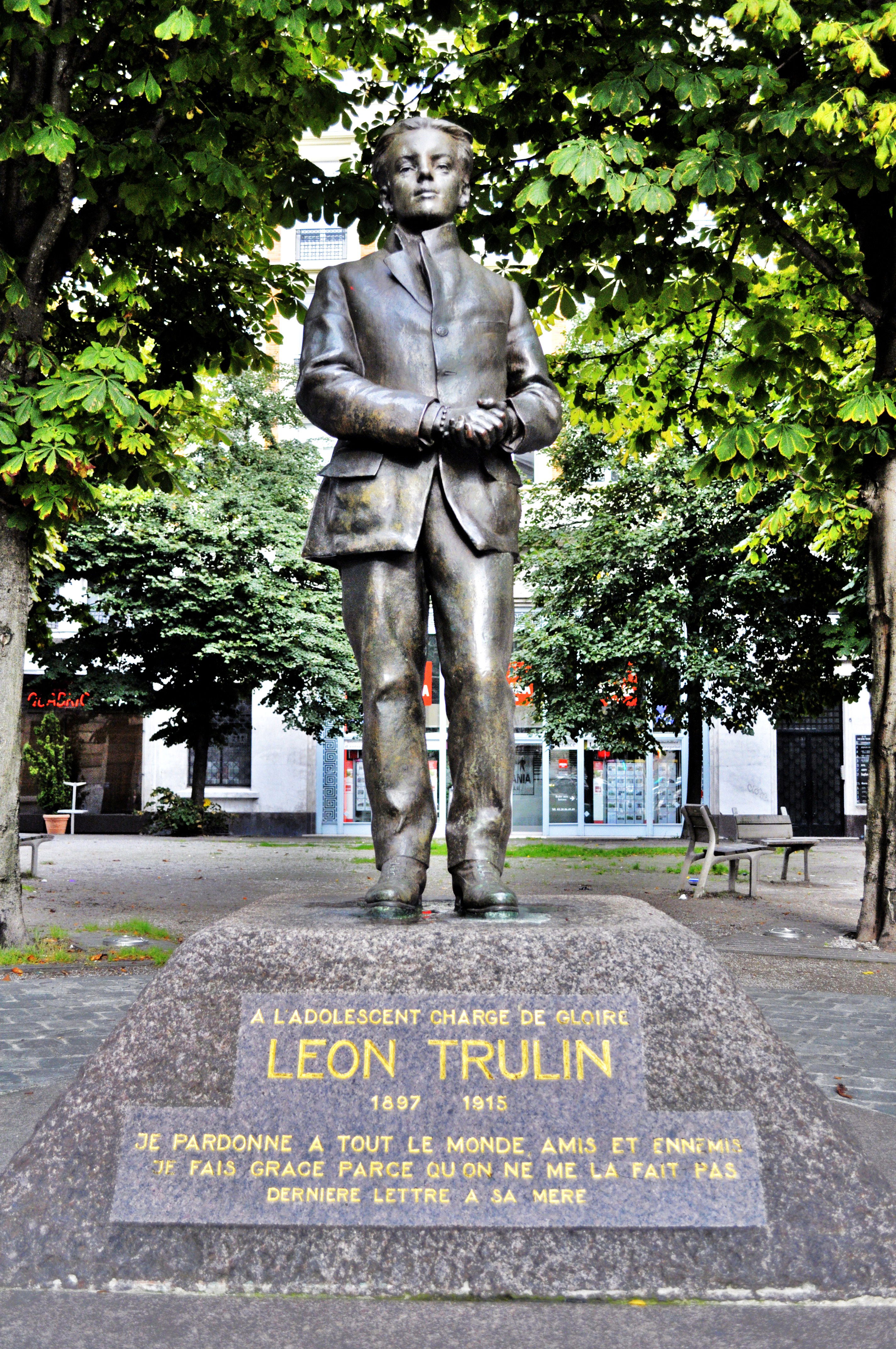 Estatua Leon Trulin, por Thomas Bach