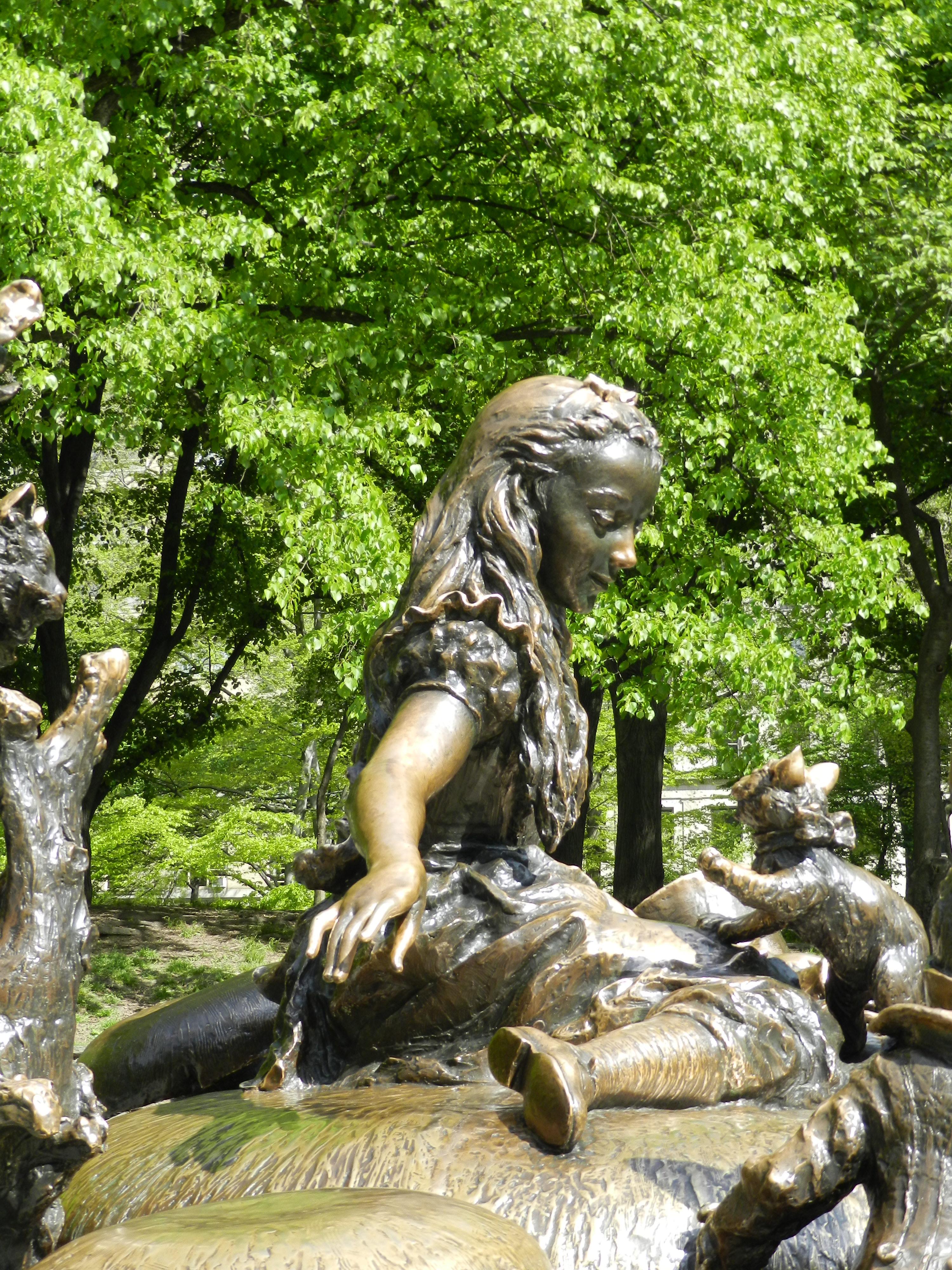 Estatua de Alicia en el país de las maravillas, por TiffG
