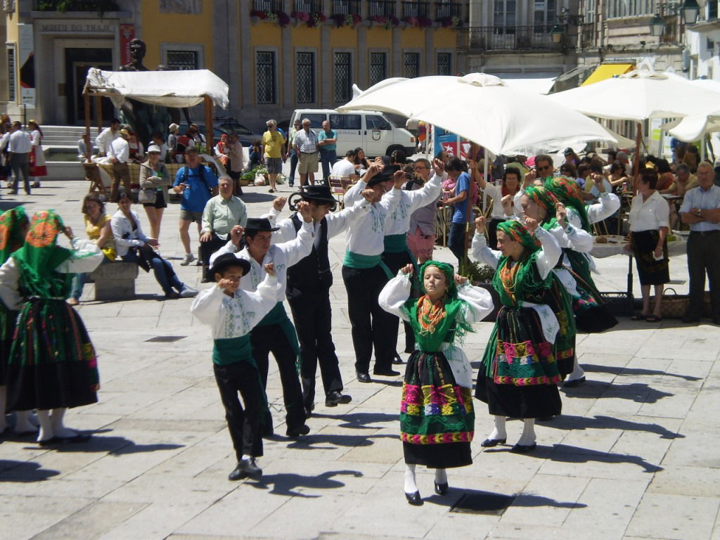 Bailes regionales en la Plaza de la República, por Lala