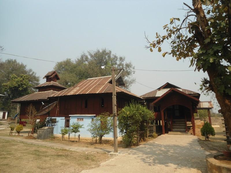 Le petit monastère en teck de Little Bagan, por Marie & Matt