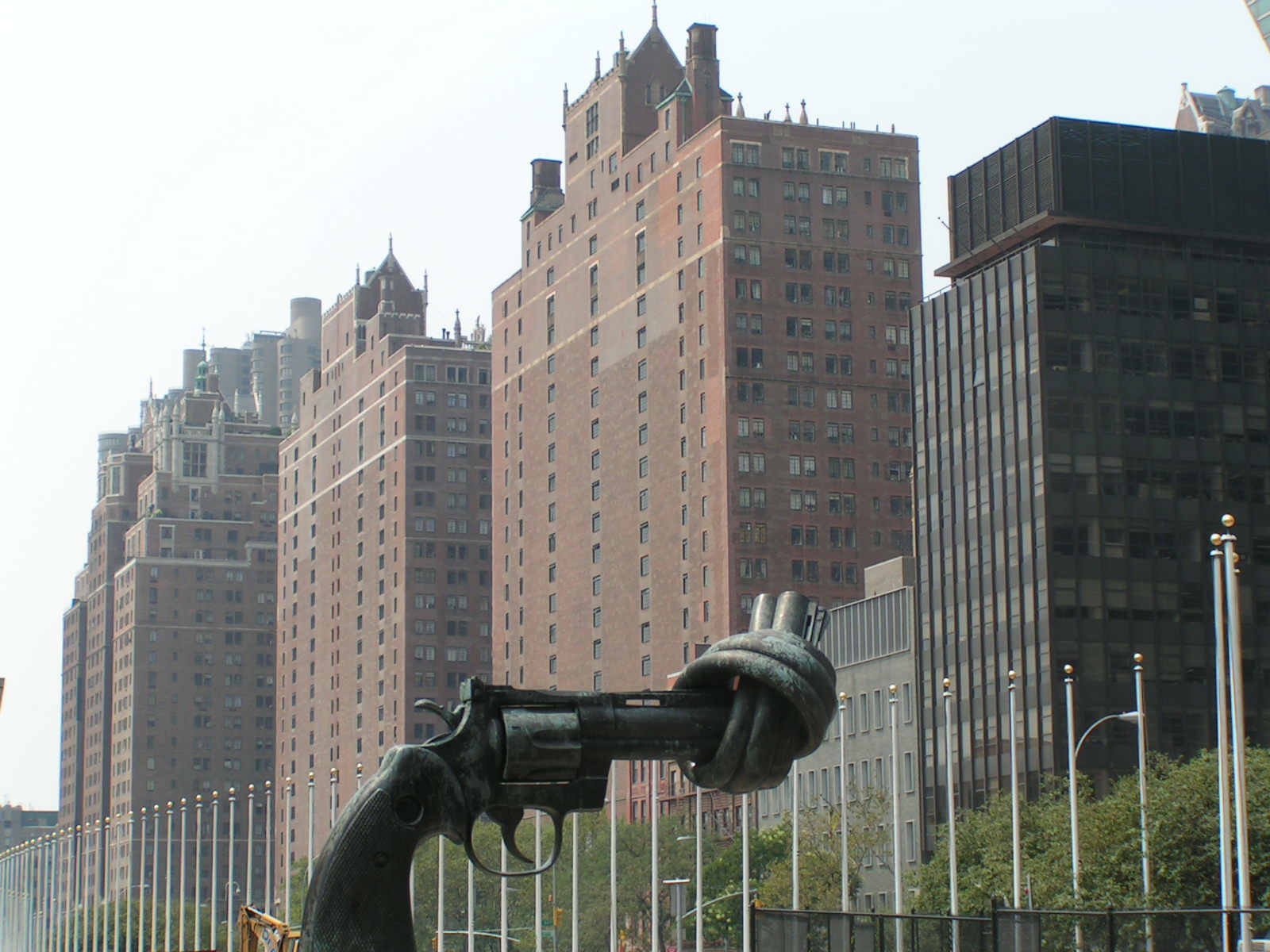 Escultura de la No-violencia, por BeaBurgos
