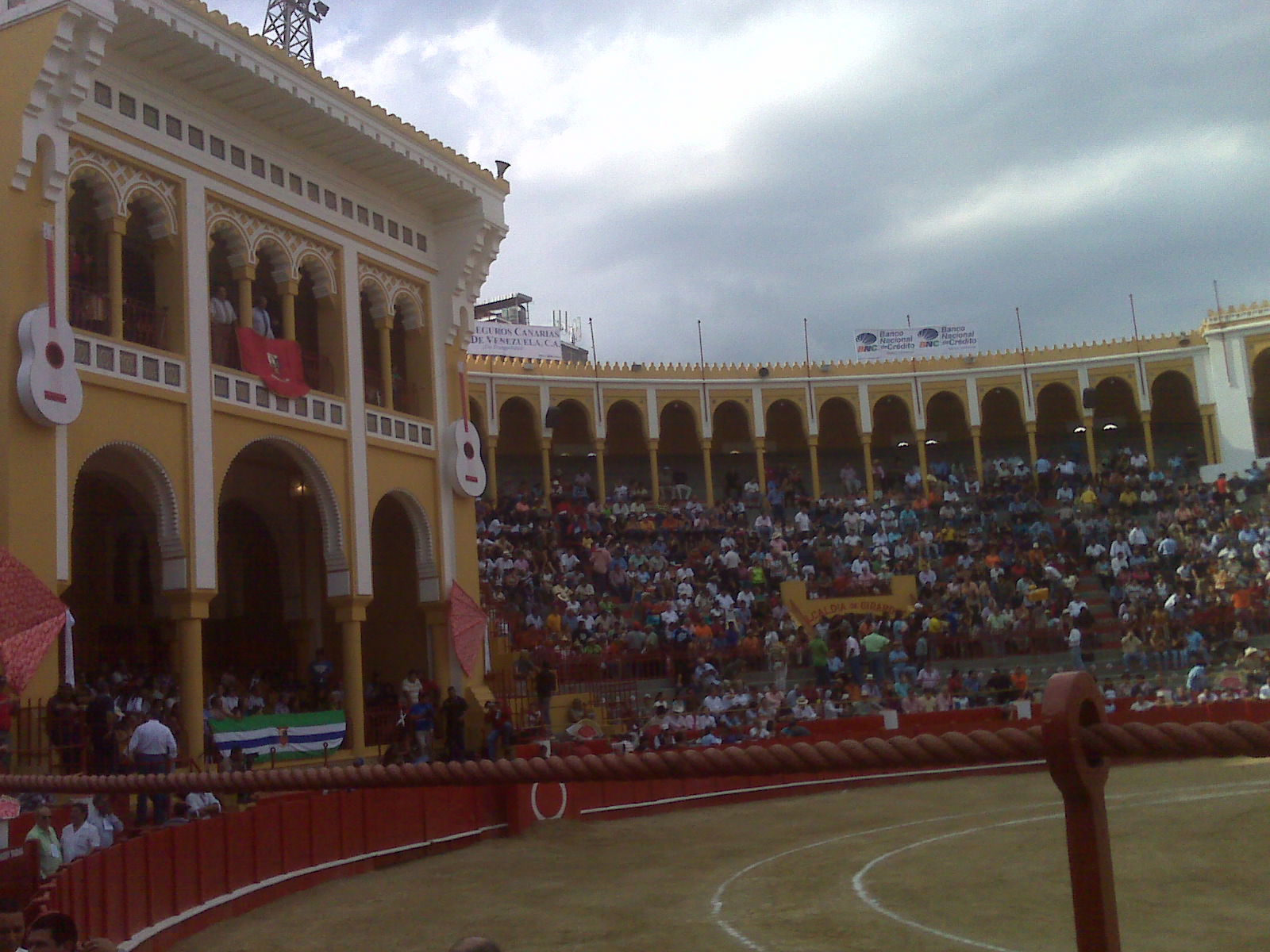 Plaza de Toros Maestranza César Girón‎, por Adolfo Yanes