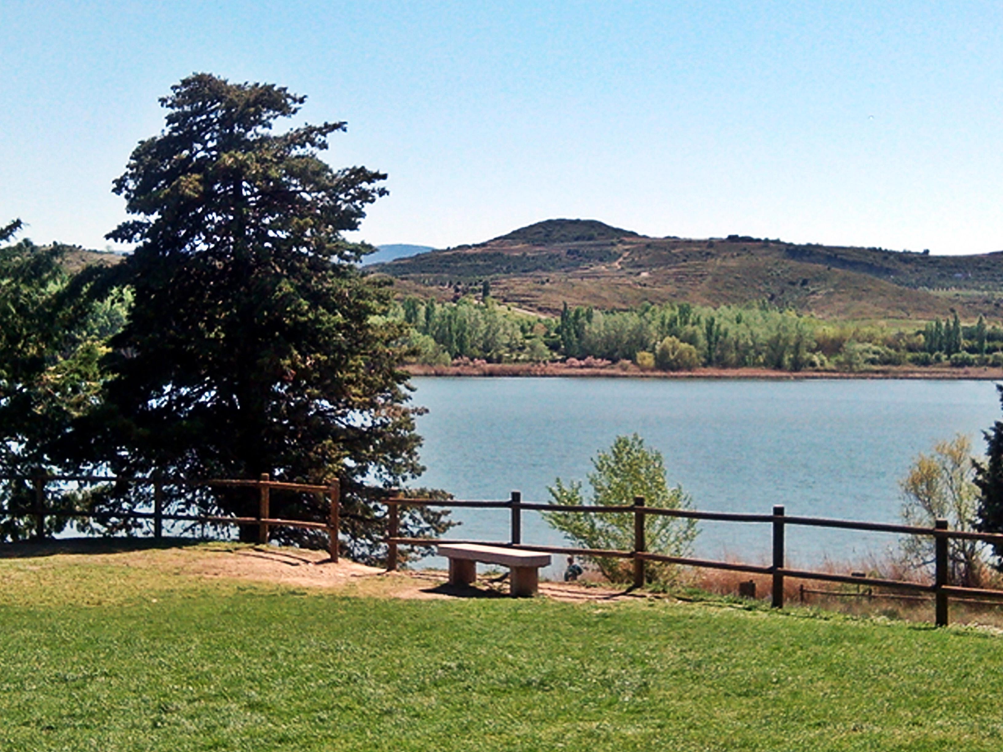 Descubre los encantos de los lagos en La Rioja y sus mágicos alrededores