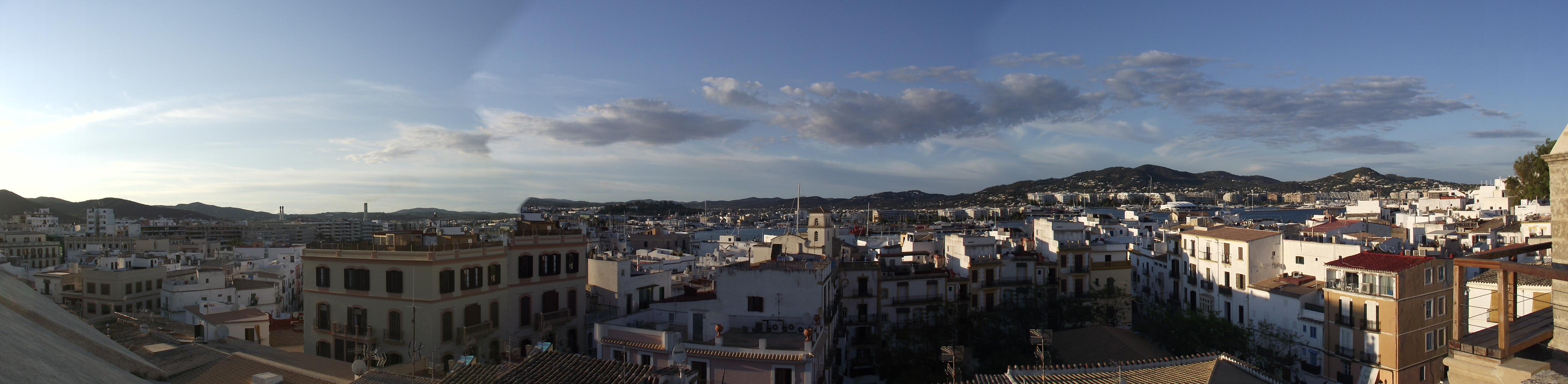 Calles de Ibiza que revelan la esencia y el encanto de la isla