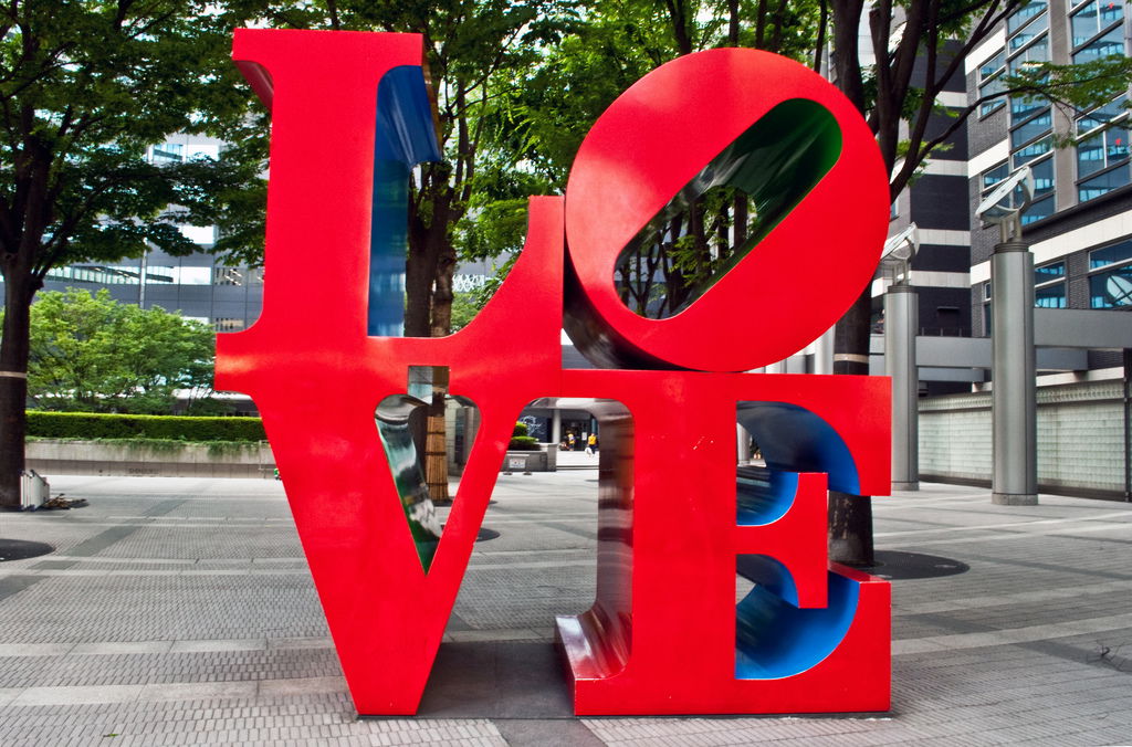 Escultura LOVE, por David Esteban