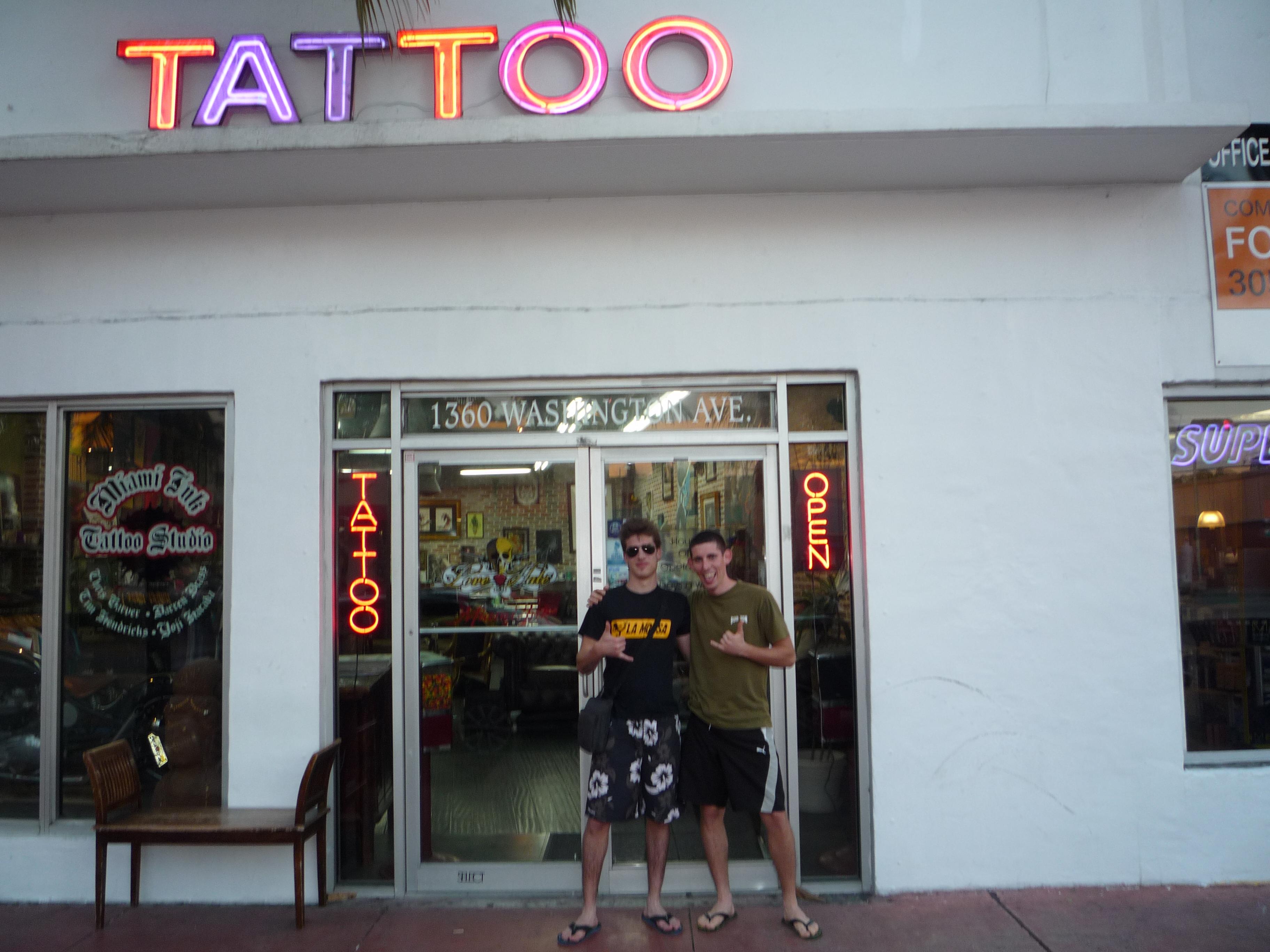 Miami Ink - Love Hate Tattoo Studio, por Dario Plebani