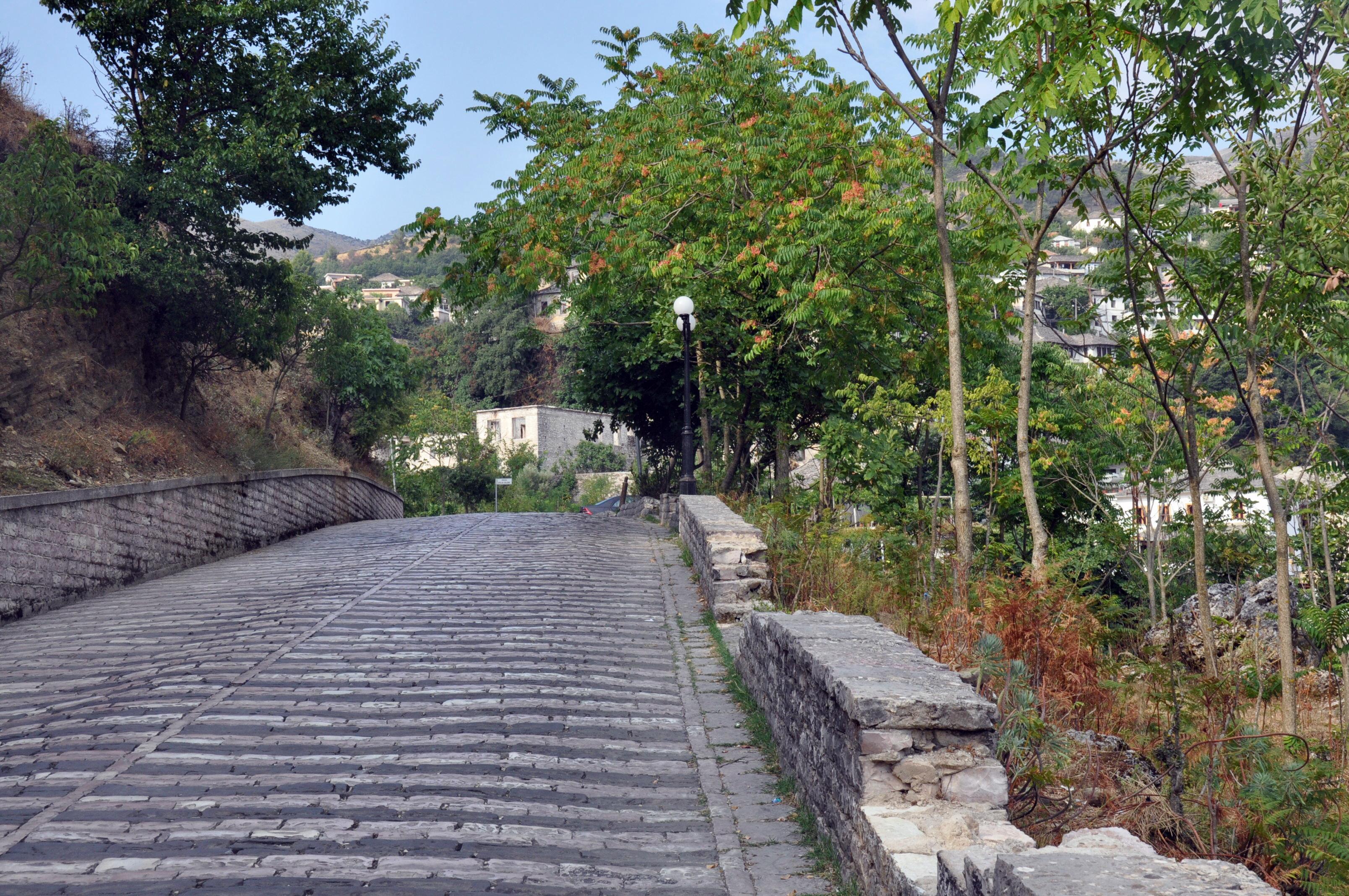 Strada per il castello, por valeria napoli