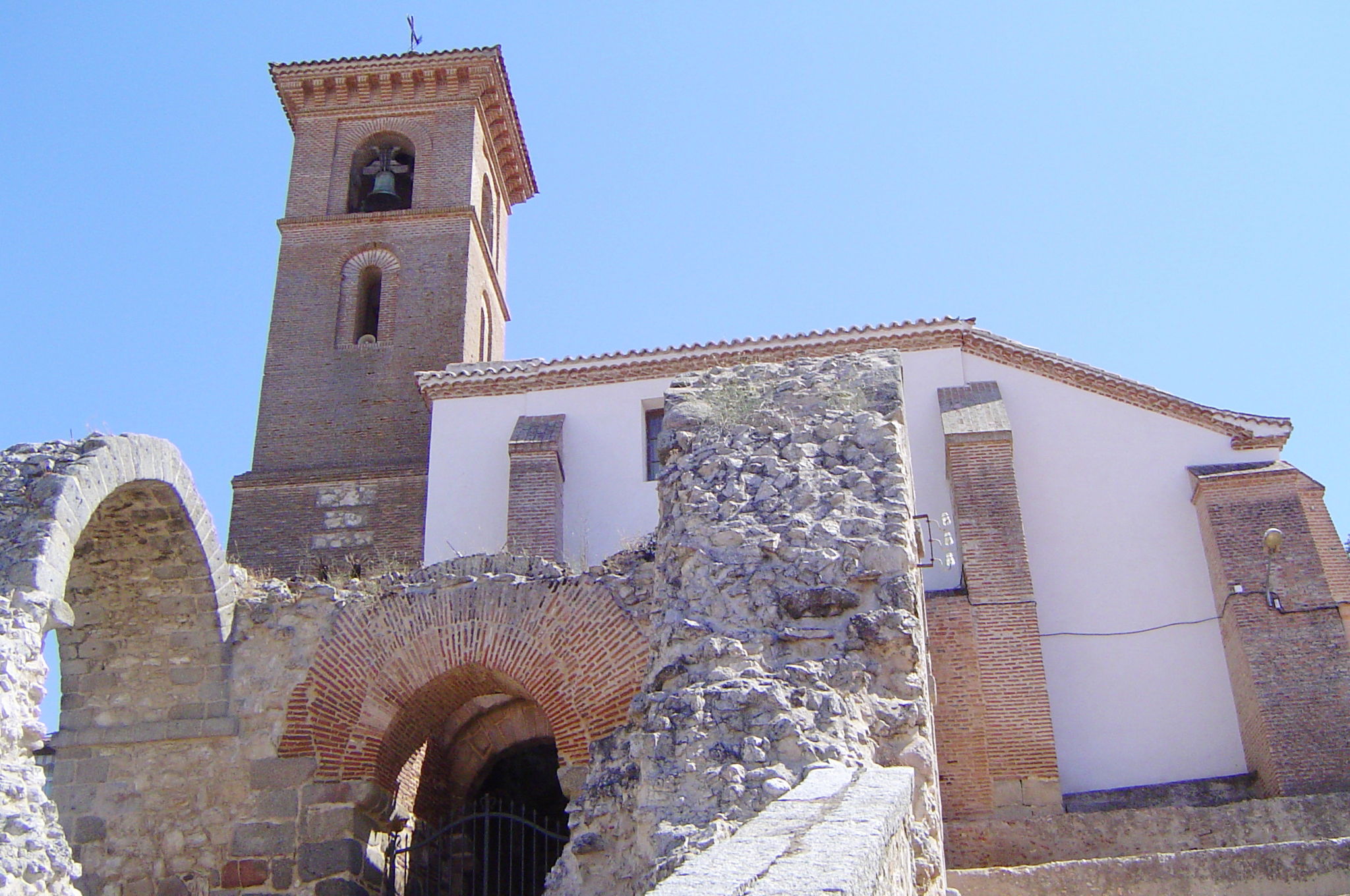 Descubre los monumentos históricos de Torrijos y su legado cultural