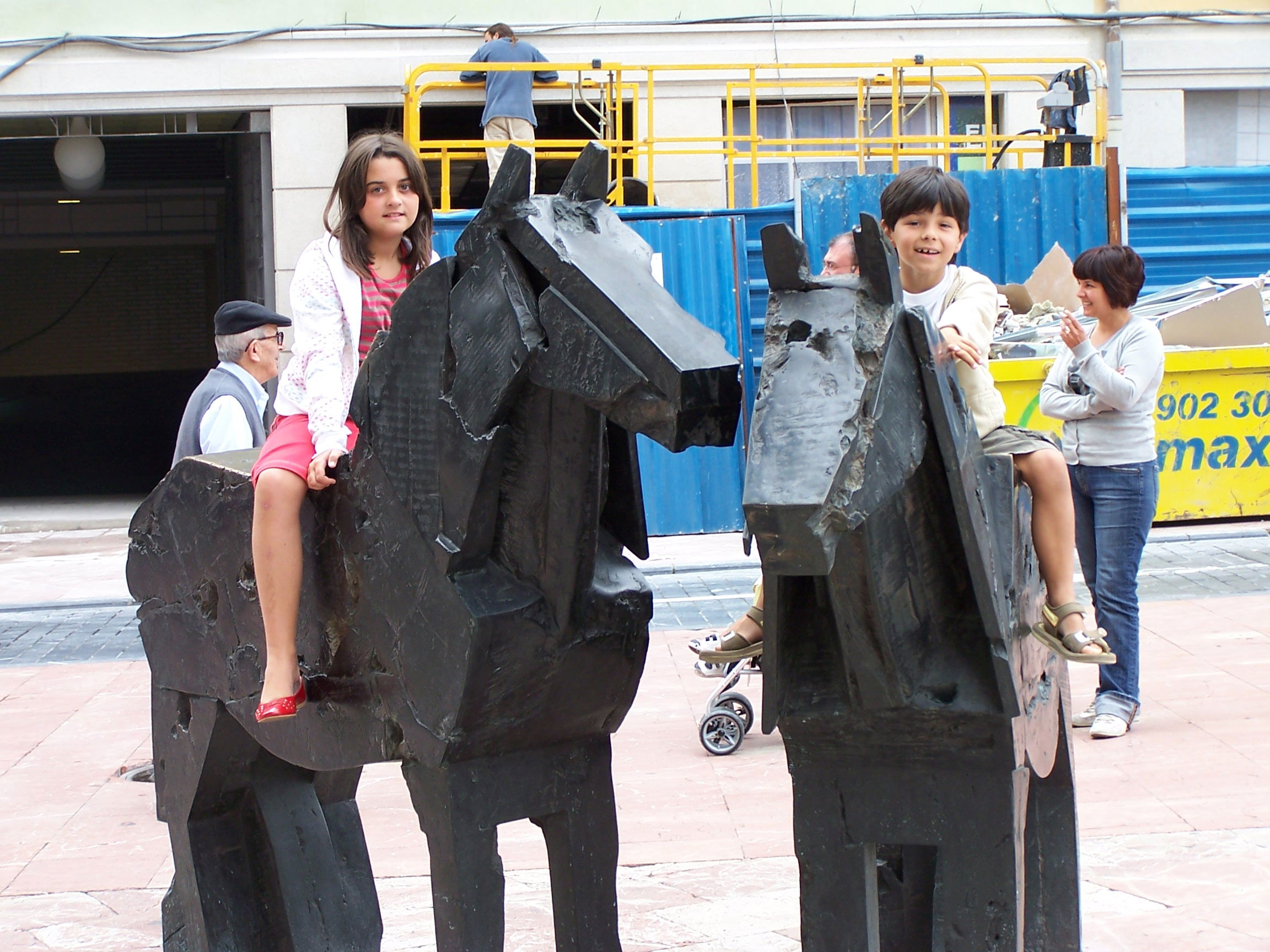 Escultura Asturcones, por Rikkupikku