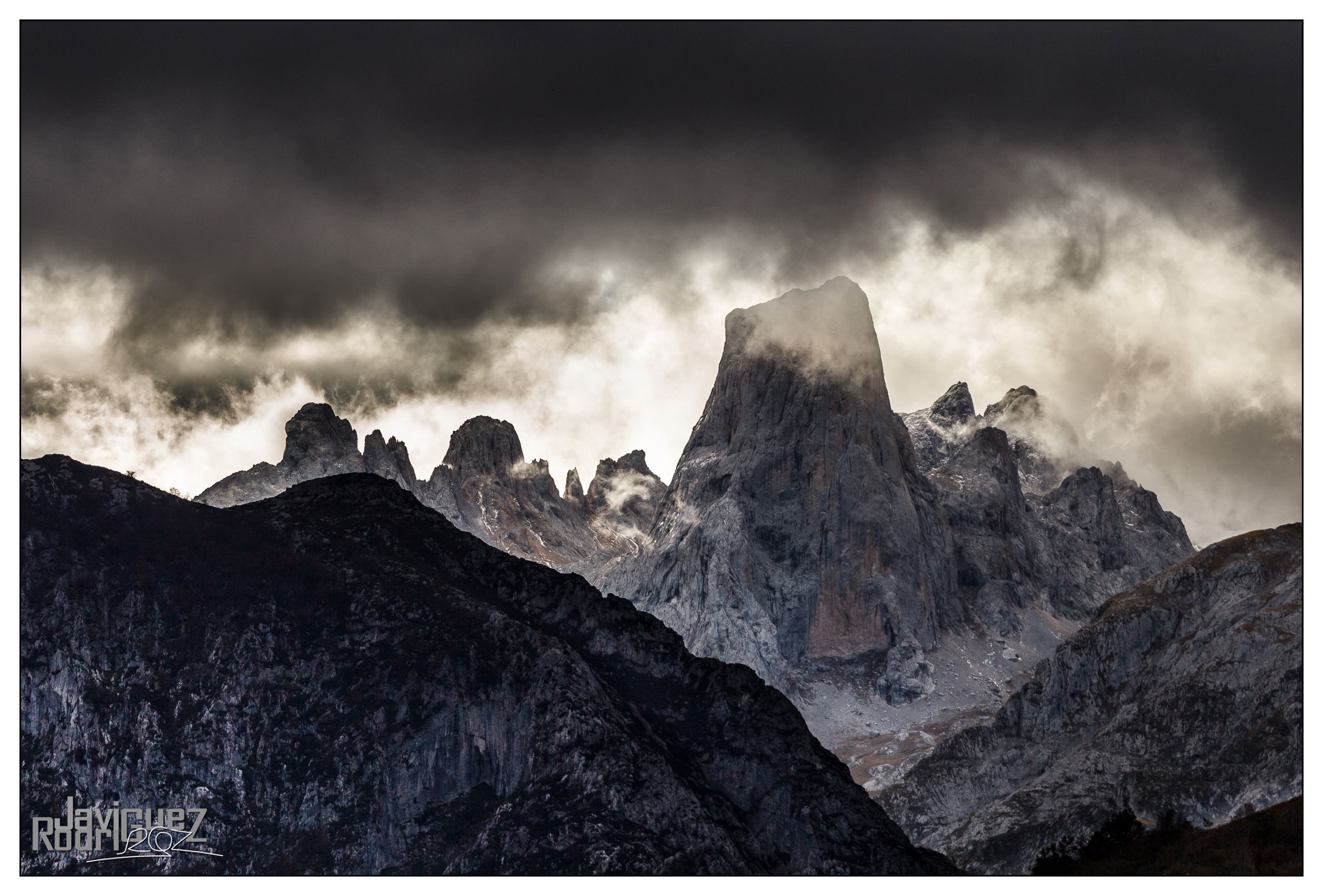 Senderismo en Bulnes: aventuras y paisajes en los Picos de Europa