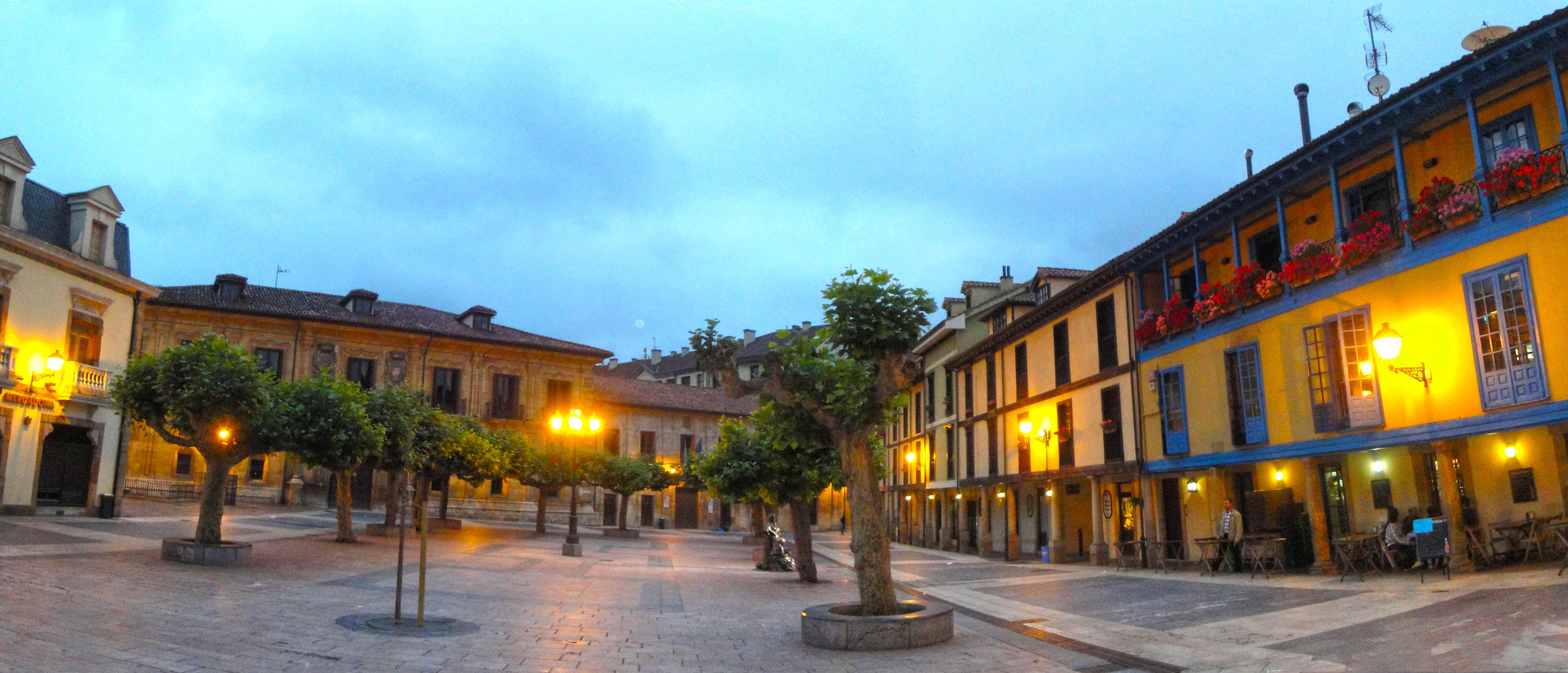 Plazas en Oviedo que te sorprenderán con su encanto y diversidad