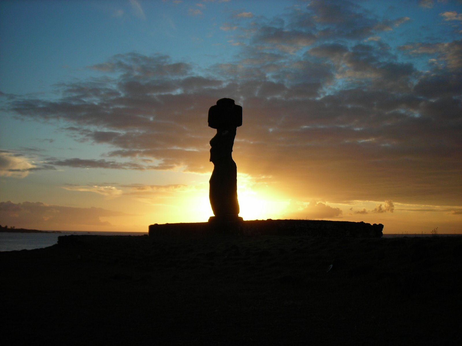 Puesta del Sol en la Isla de Pascua, por Corbau Jeanne