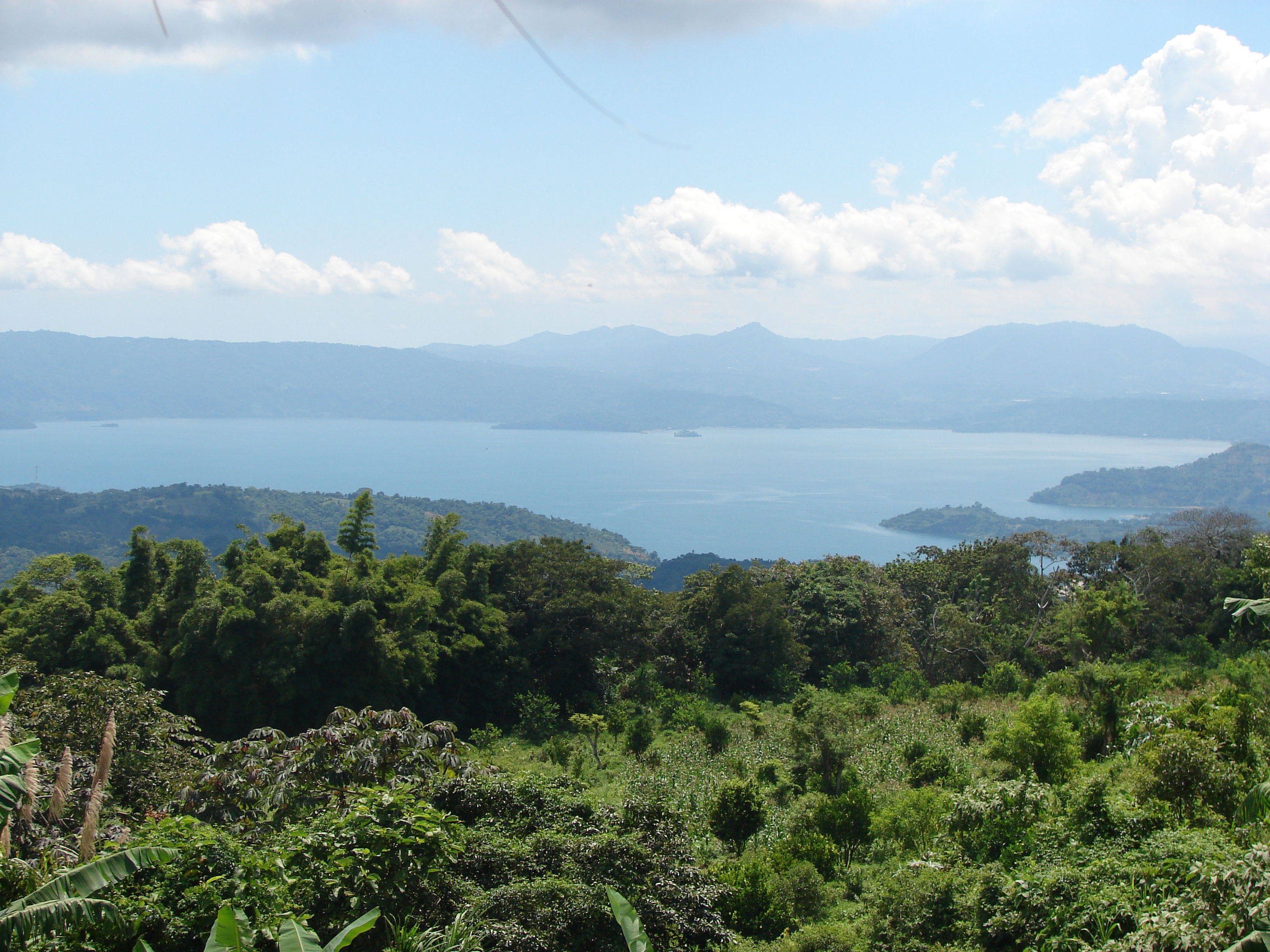 Vista del lago de Llopango, por Cam Ventoza