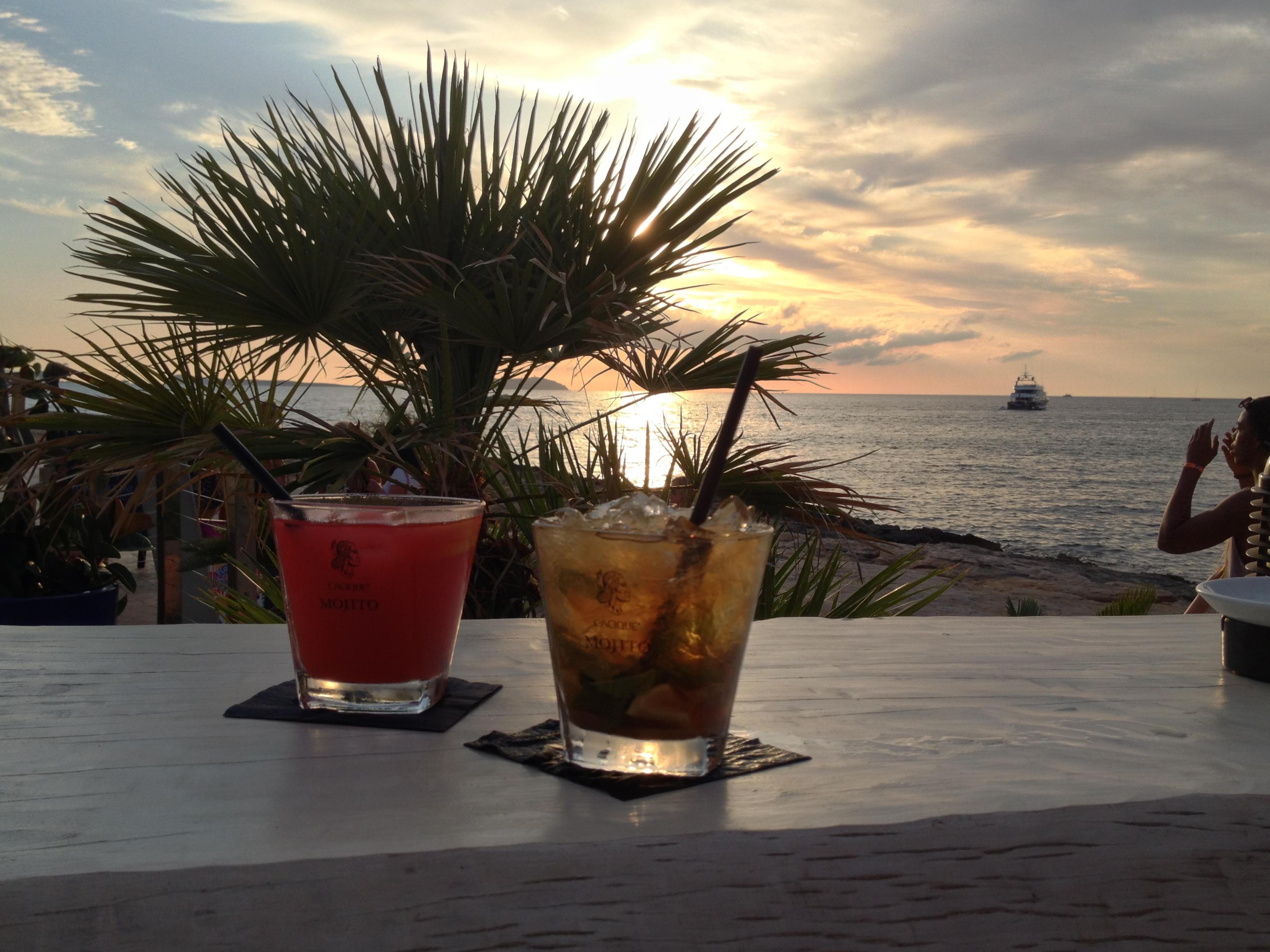 Bares de copas en San Antonio, la ruta perfecta para disfrutar de la noche