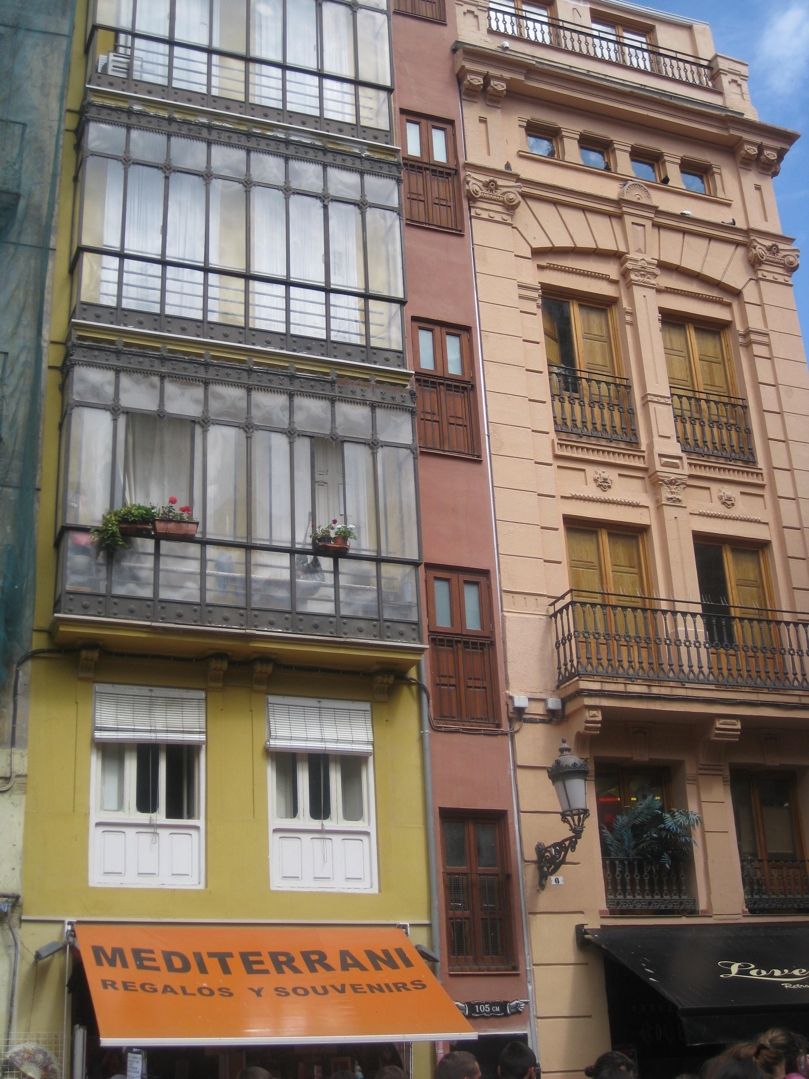 El metro, el edificio mas estrecho de Europa, por Avro