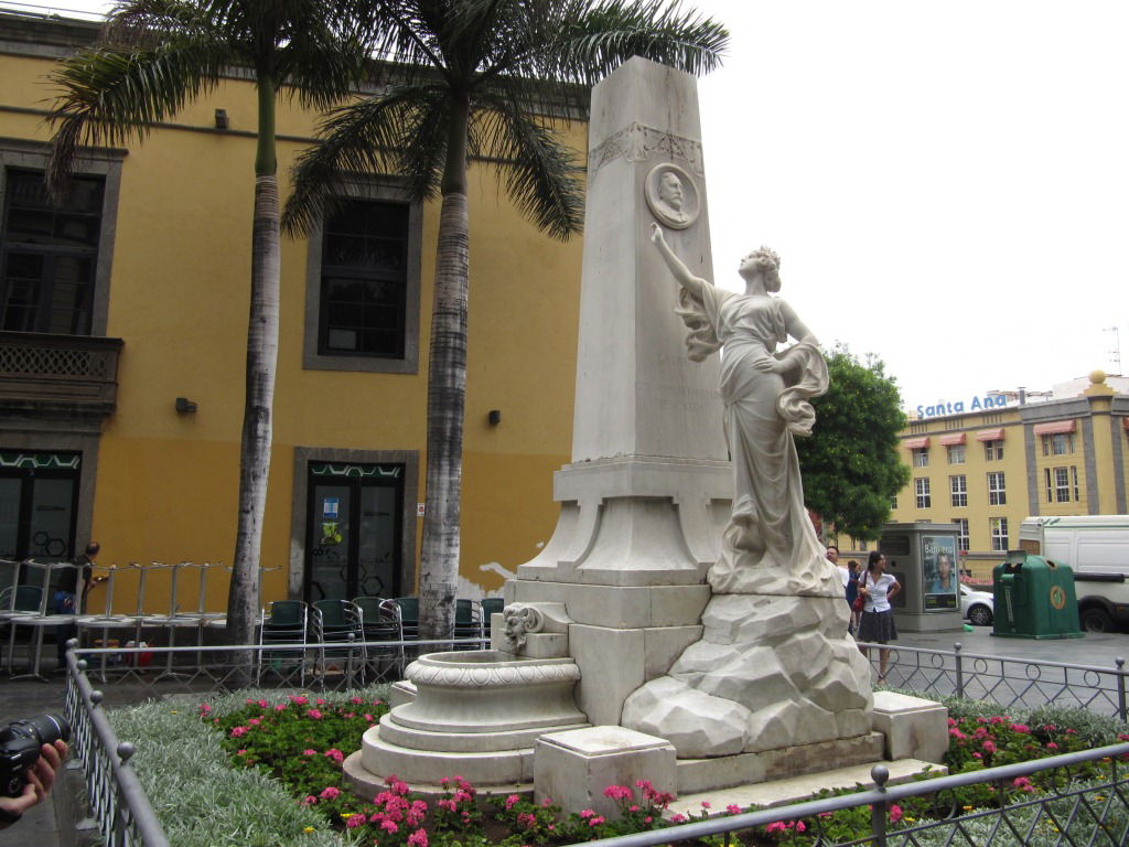 Monumento a José Hurtado de Mendoza, por Lala