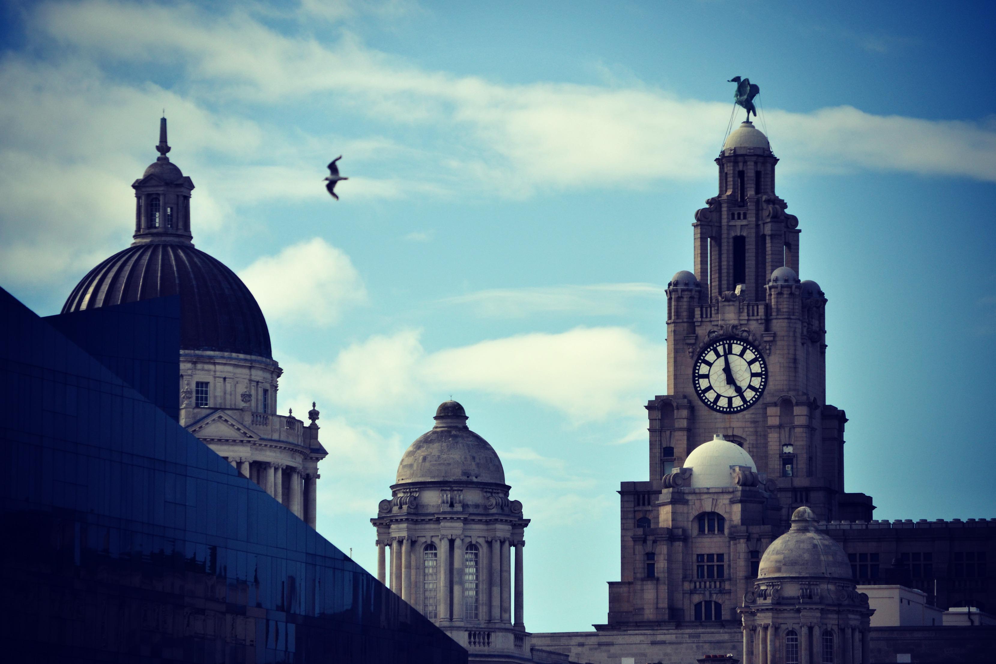 Calles vibrantes de Liverpool que te invitan a explorar su historia